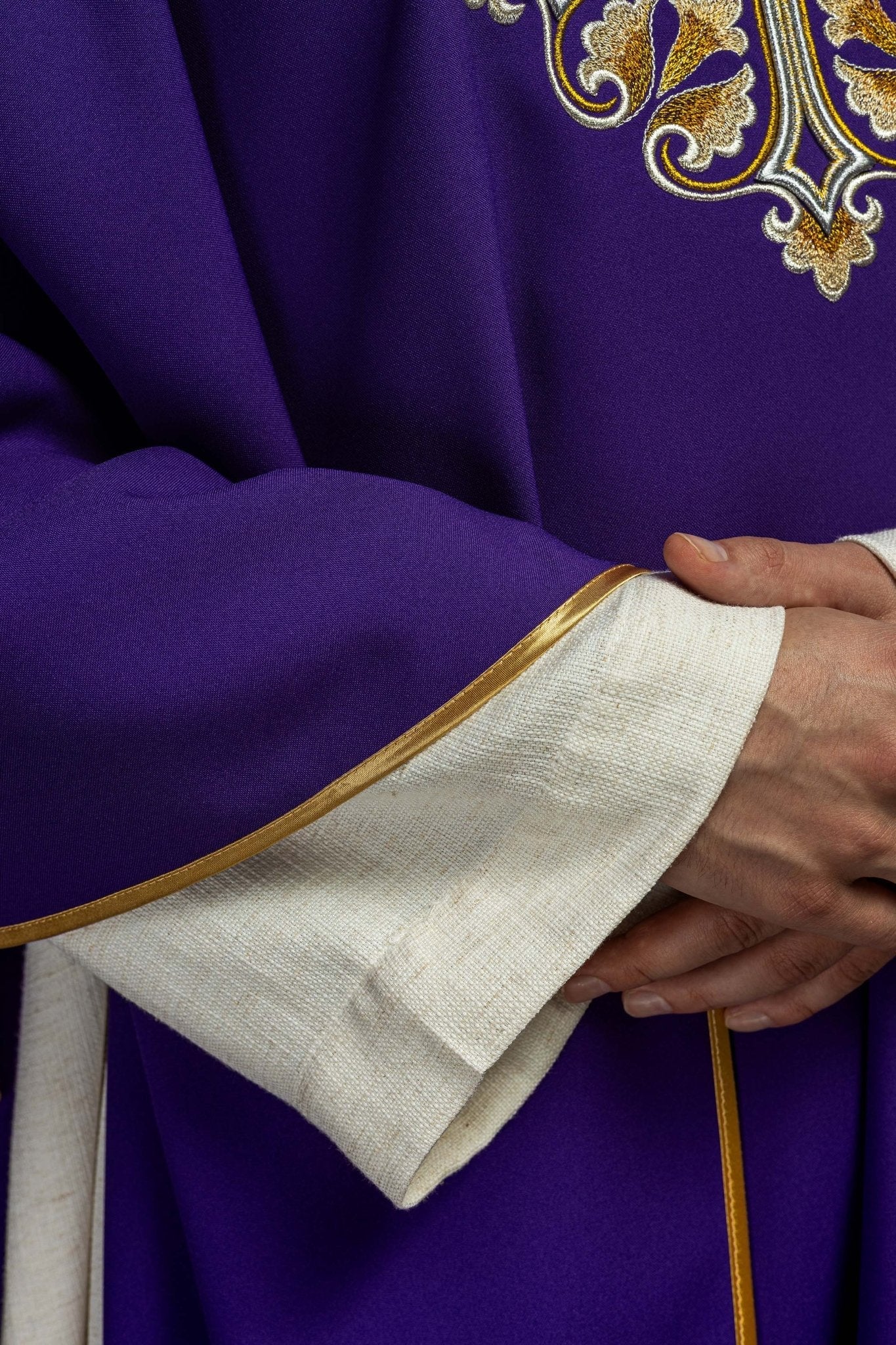 Casulla bordada con una cruz decorada y cuello ancho, morado KOK/003/03/12/KARO - CASULLAS.ES