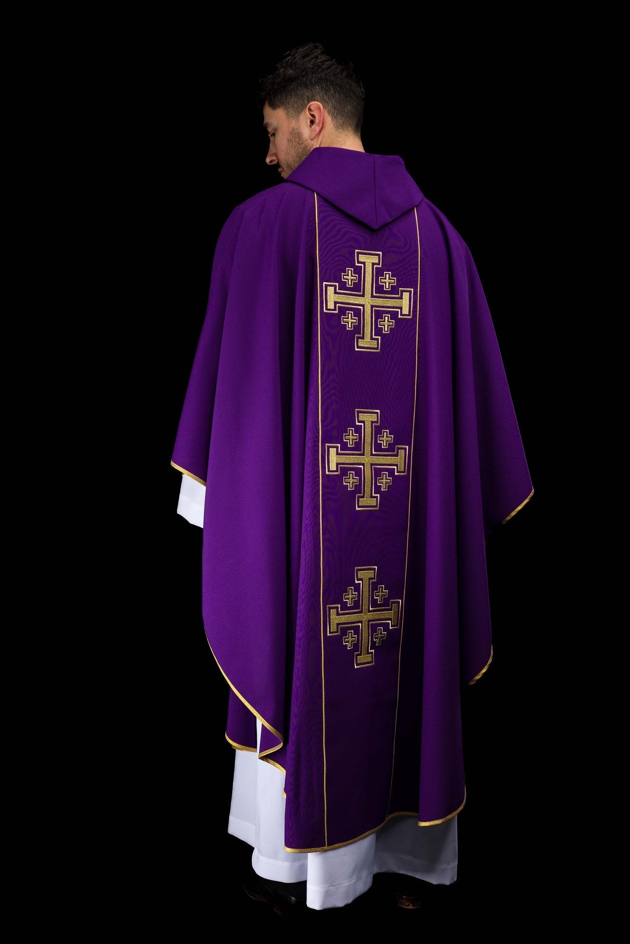 Casulla bordada de color morado con banda y cruces de Jerusalén KDT/7046/03/01 - CASULLAS.ES