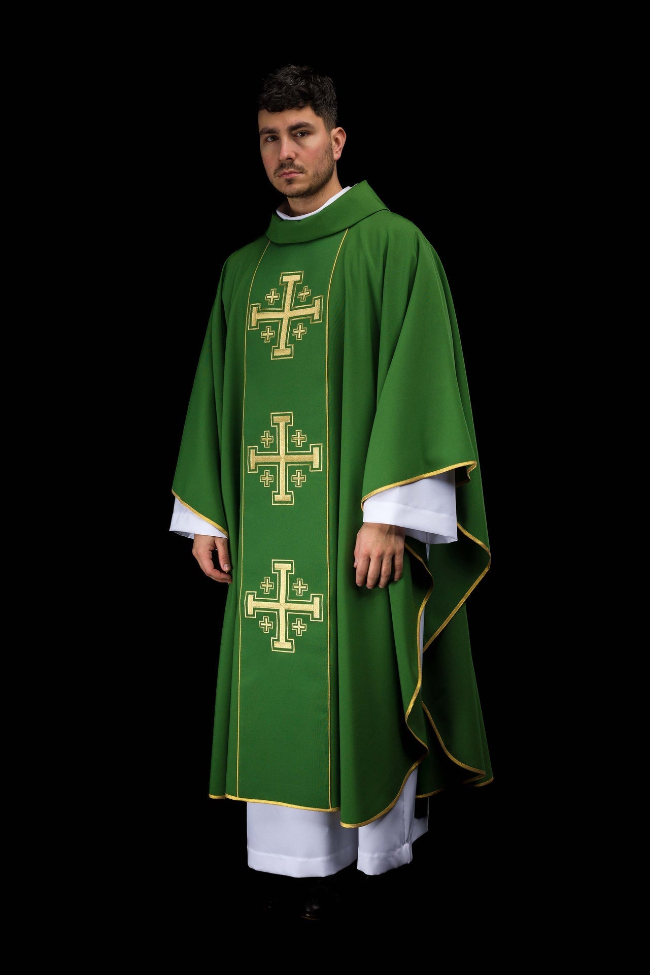 Casulla bordada de color verde con banda y cruces de Jerusalén KDT/7046/01/01 - CASULLAS.ES