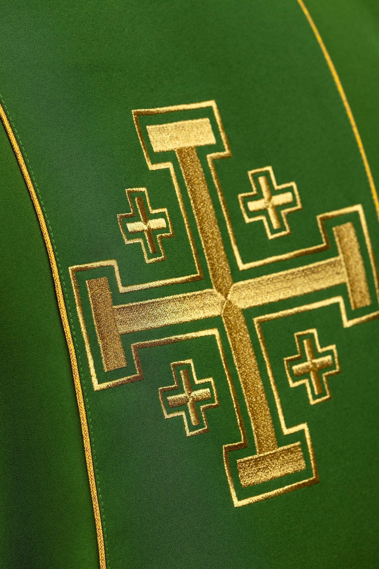 Casulla bordada de color verde con banda y cruces de Jerusalén KDT/7046/01/01 - CASULLAS.ES