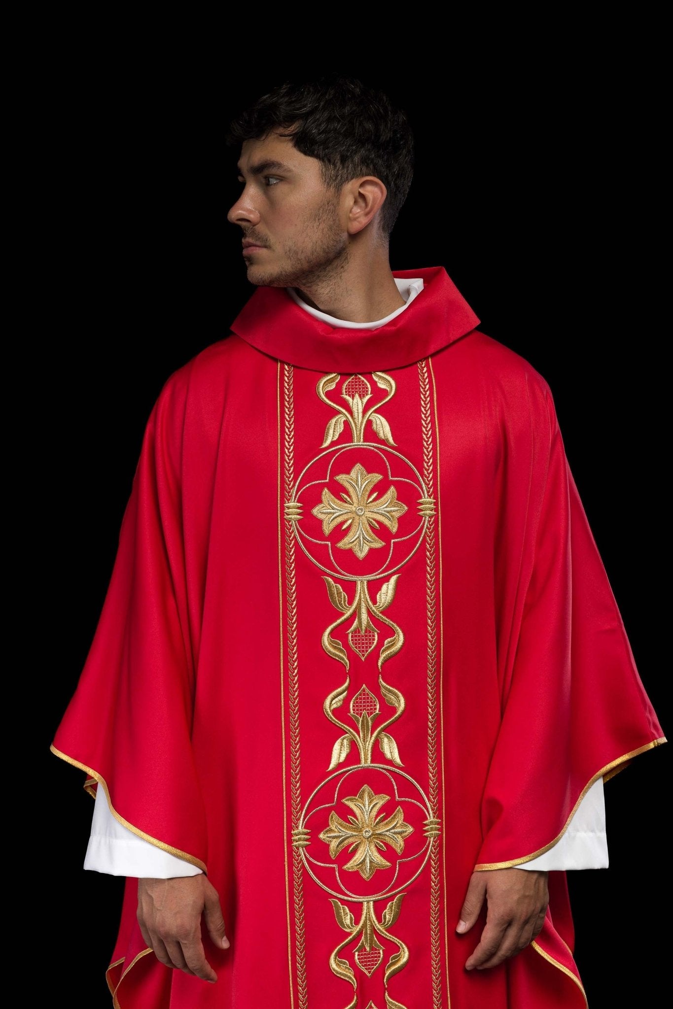 Casulla bordada roja con banda decorativa KOR/267/02/53 - CASULLAS.ES