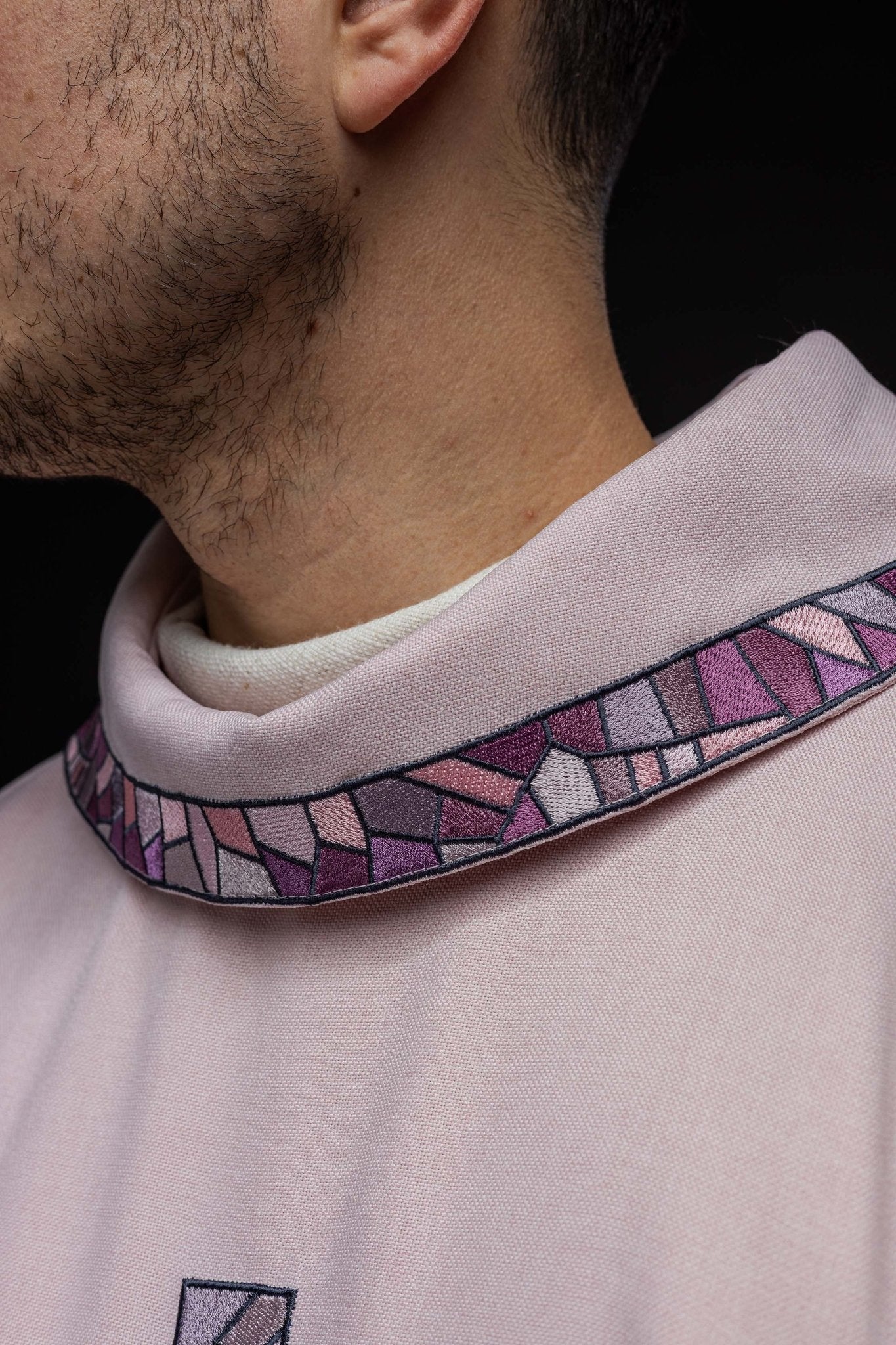 Casulla bordada rosa con cruz de mosaico KOR/257/08/70 - CASULLAS.ES