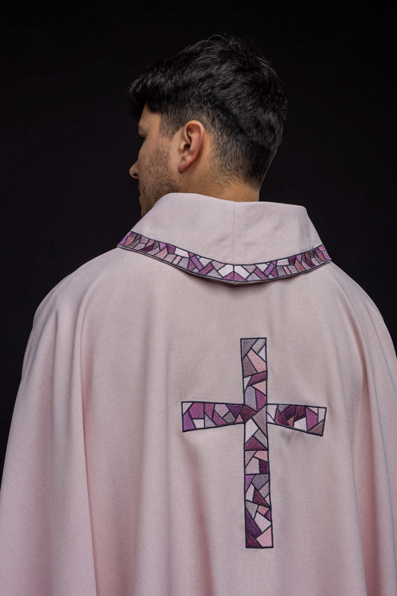 Casulla bordada rosa con cruz de mosaico KOR/257/08/70 - CASULLAS.ES