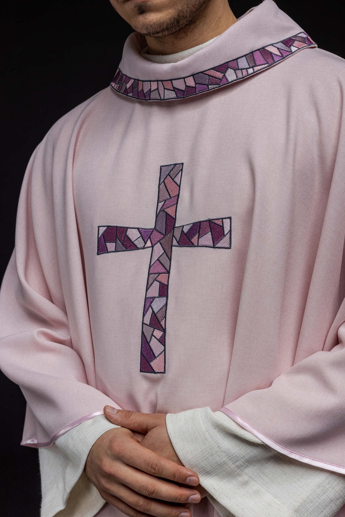 Casulla bordada rosa con cruz de mosaico KOR/257/08/70 - CASULLAS.ES