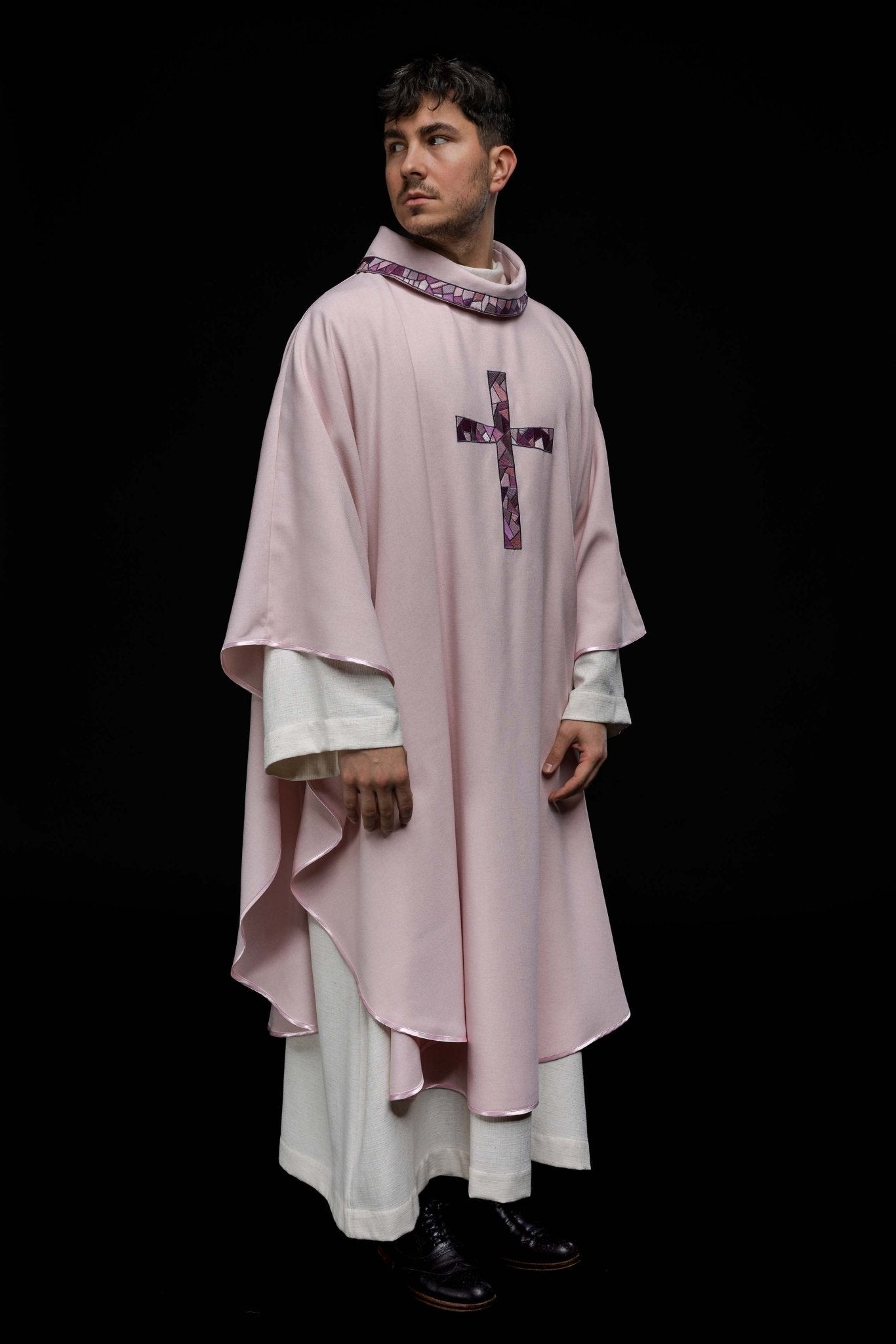 Casulla bordada rosa con cruz de mosaico KOR/257/08/70 - CASULLAS.ES