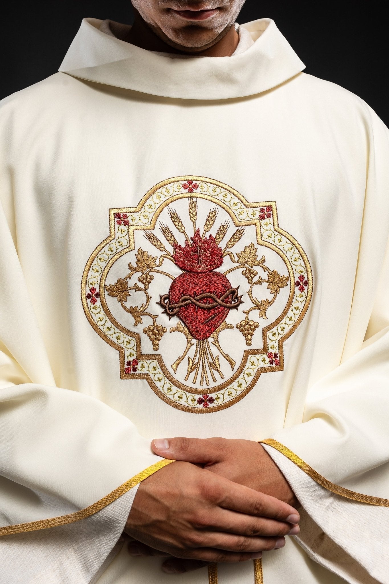 Casulla bordado con el Sagrado Corazón de Jesús y cáliz eucarístico KOR/118/05/01 ECRU - CASULLAS.ES