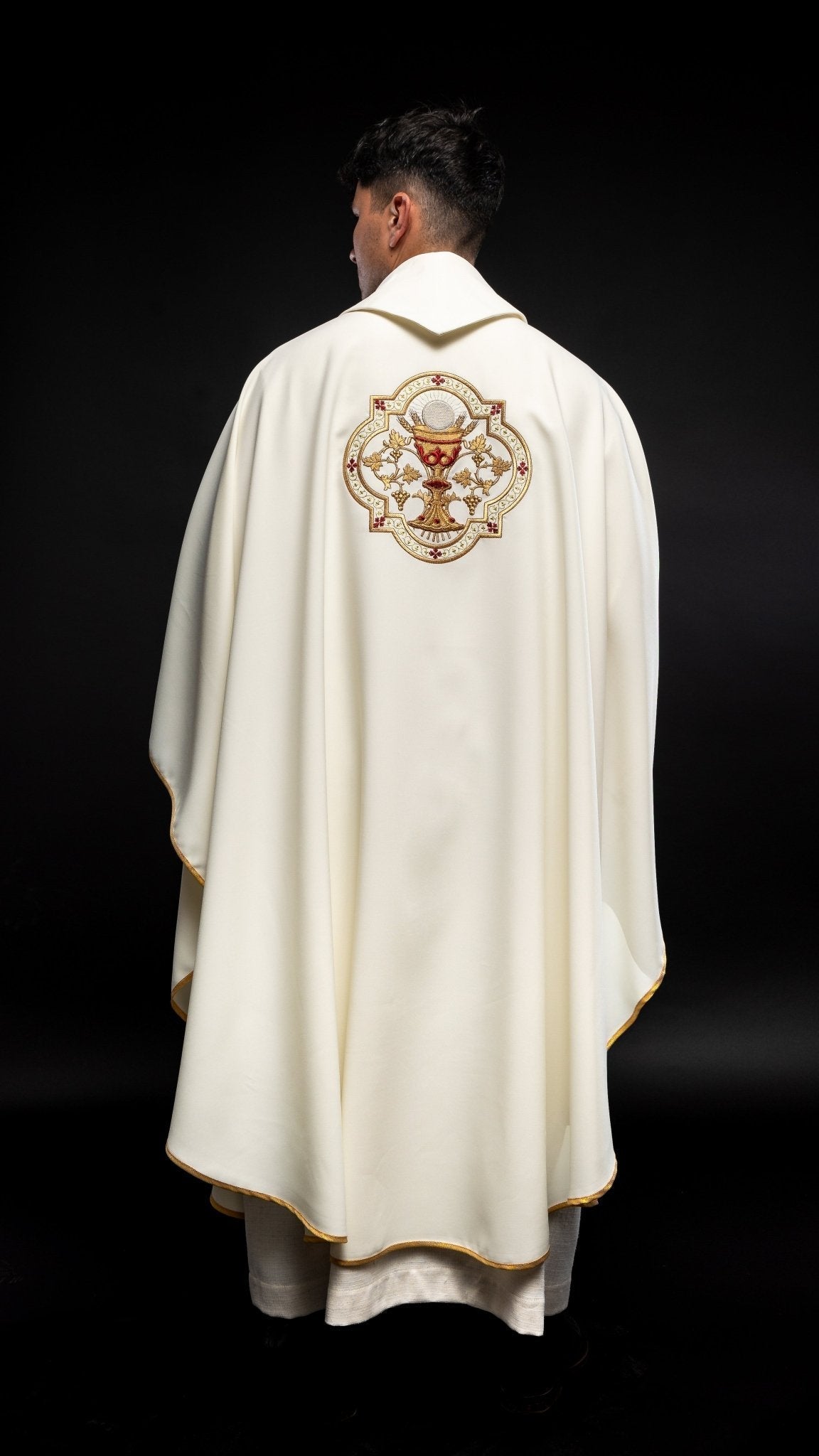 Casulla bordado con el Sagrado Corazón de Jesús y cáliz eucarístico KOR/118/05/01 ECRU - CASULLAS.ES