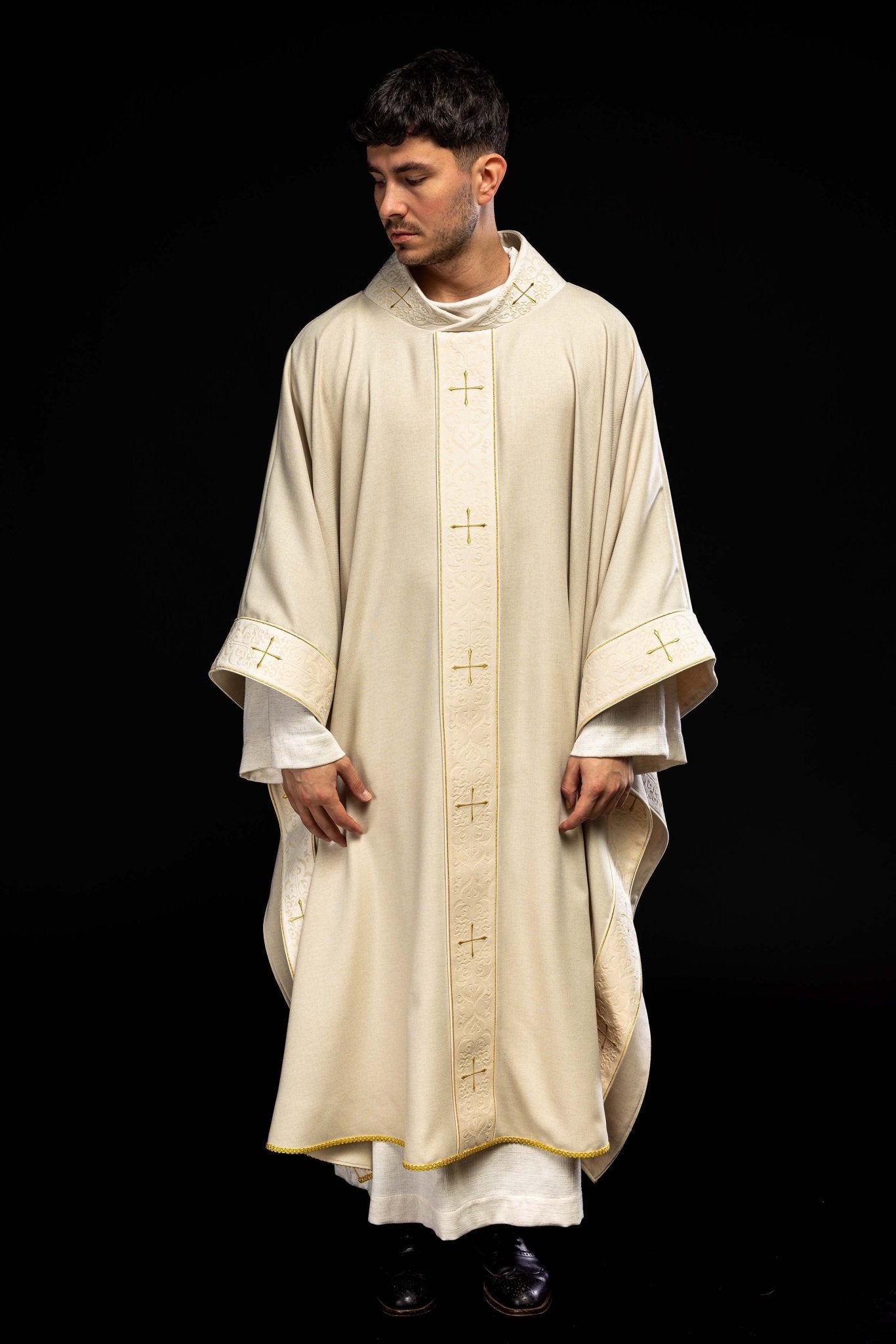Casulla color ecru con banda y cuello bordados con cruces LE/7073/05 - CASULLAS.ES
