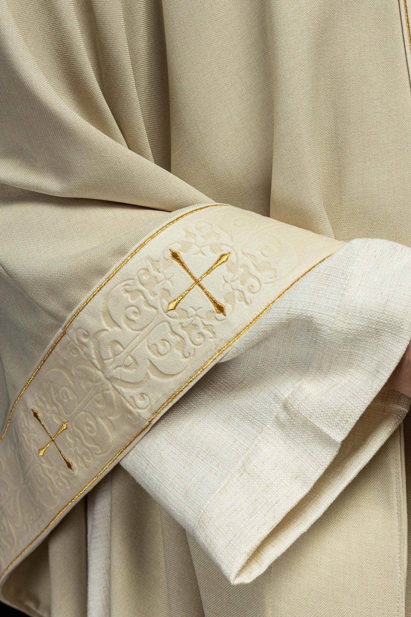 Casulla color ecru con banda y cuello bordados con cruces LE/7073/05 - CASULLAS.ES
