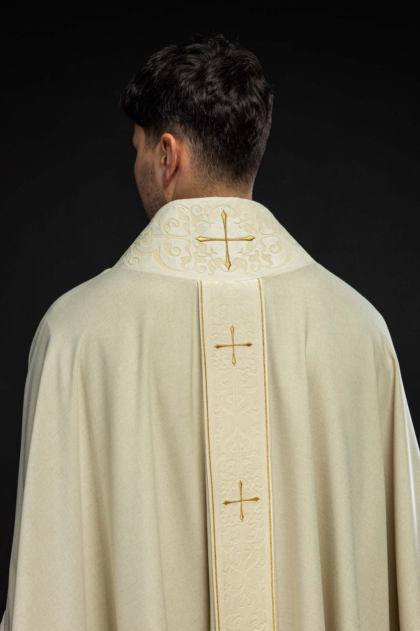 Casulla color ecru con banda y cuello bordados con cruces LE/7073/05 - CASULLAS.ES