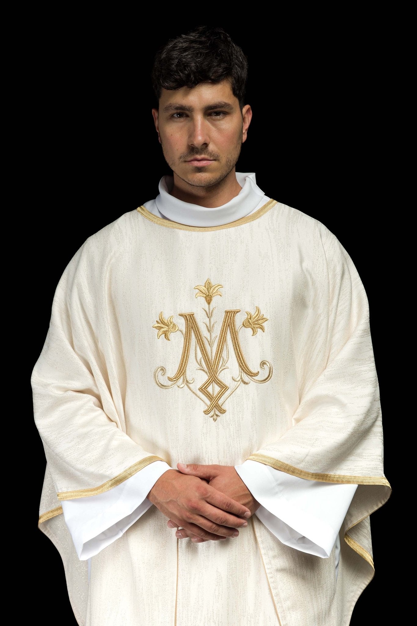 Casulla color ecru con motivo mariano bordado en tejido decorativo KOA/004/05/99 - CASULLAS.ES