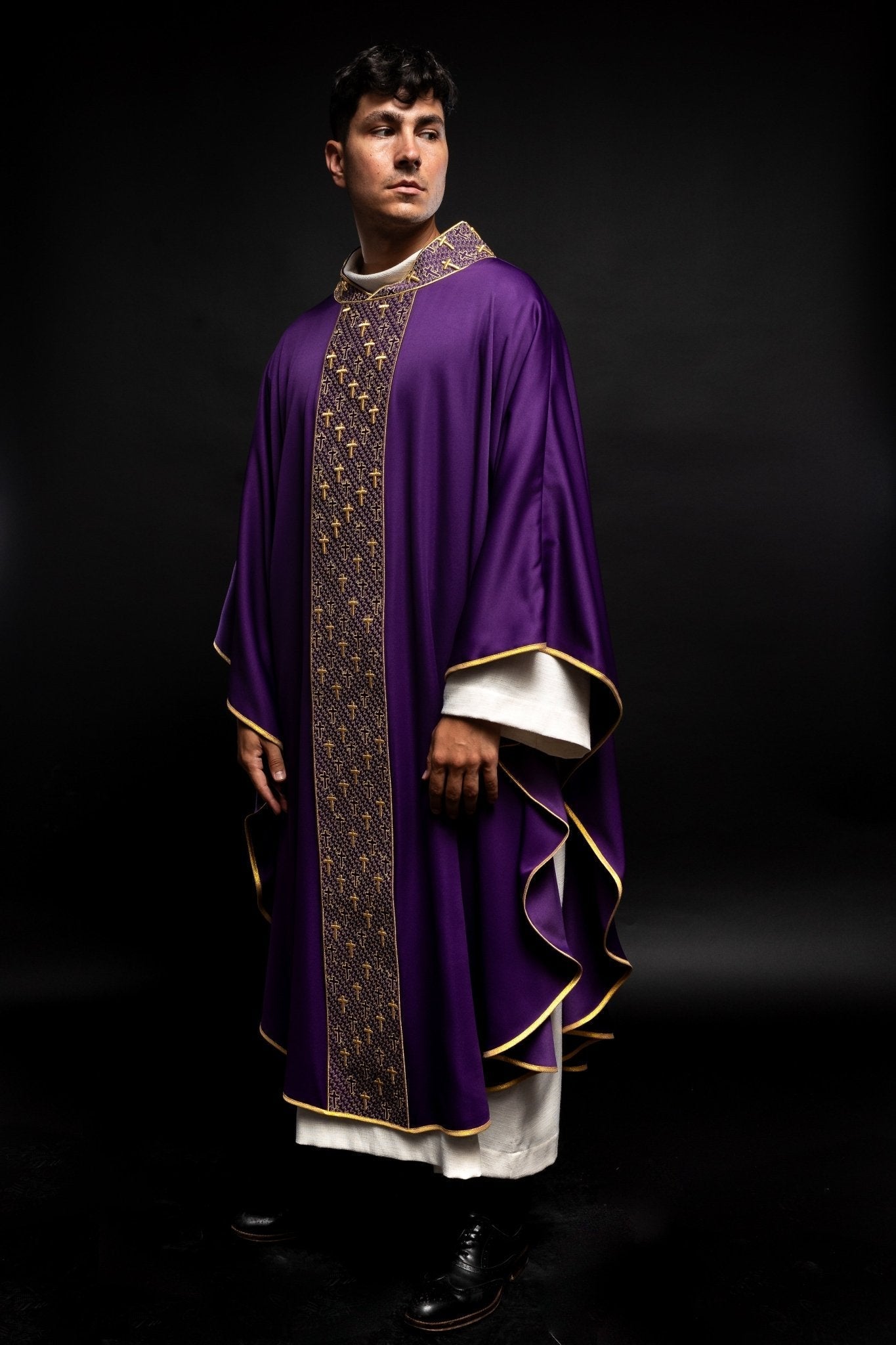 Casulla con cinturón ricamente bordado en cruces de color morado S - 7062 - 03 - 53 - CASULLAS.ES