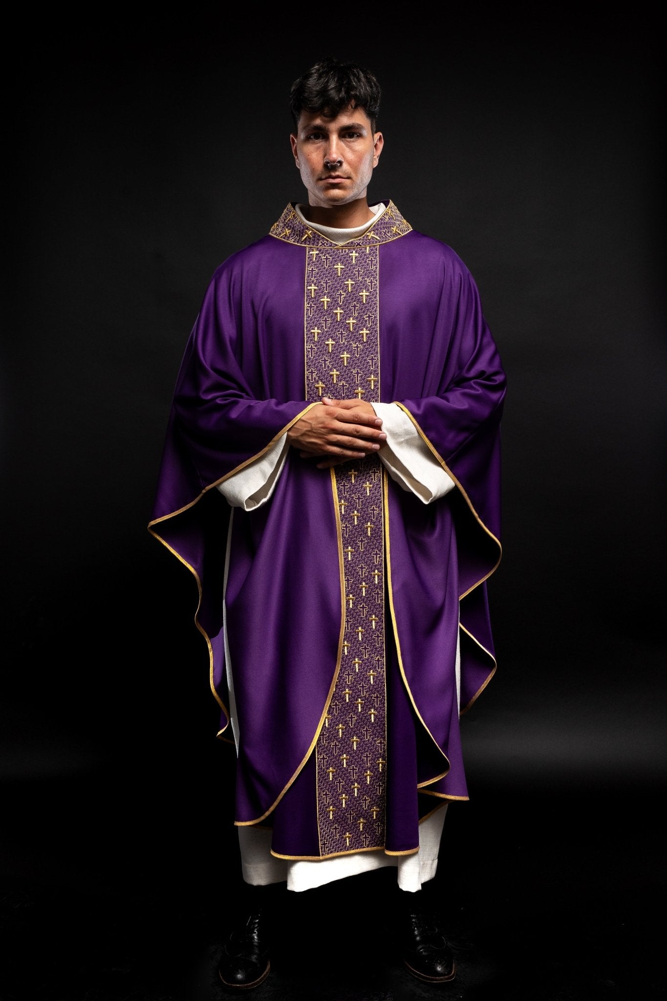 Casulla con cinturón ricamente bordado en cruces de color morado S - 7062 - 03 - 53 - CASULLAS.ES