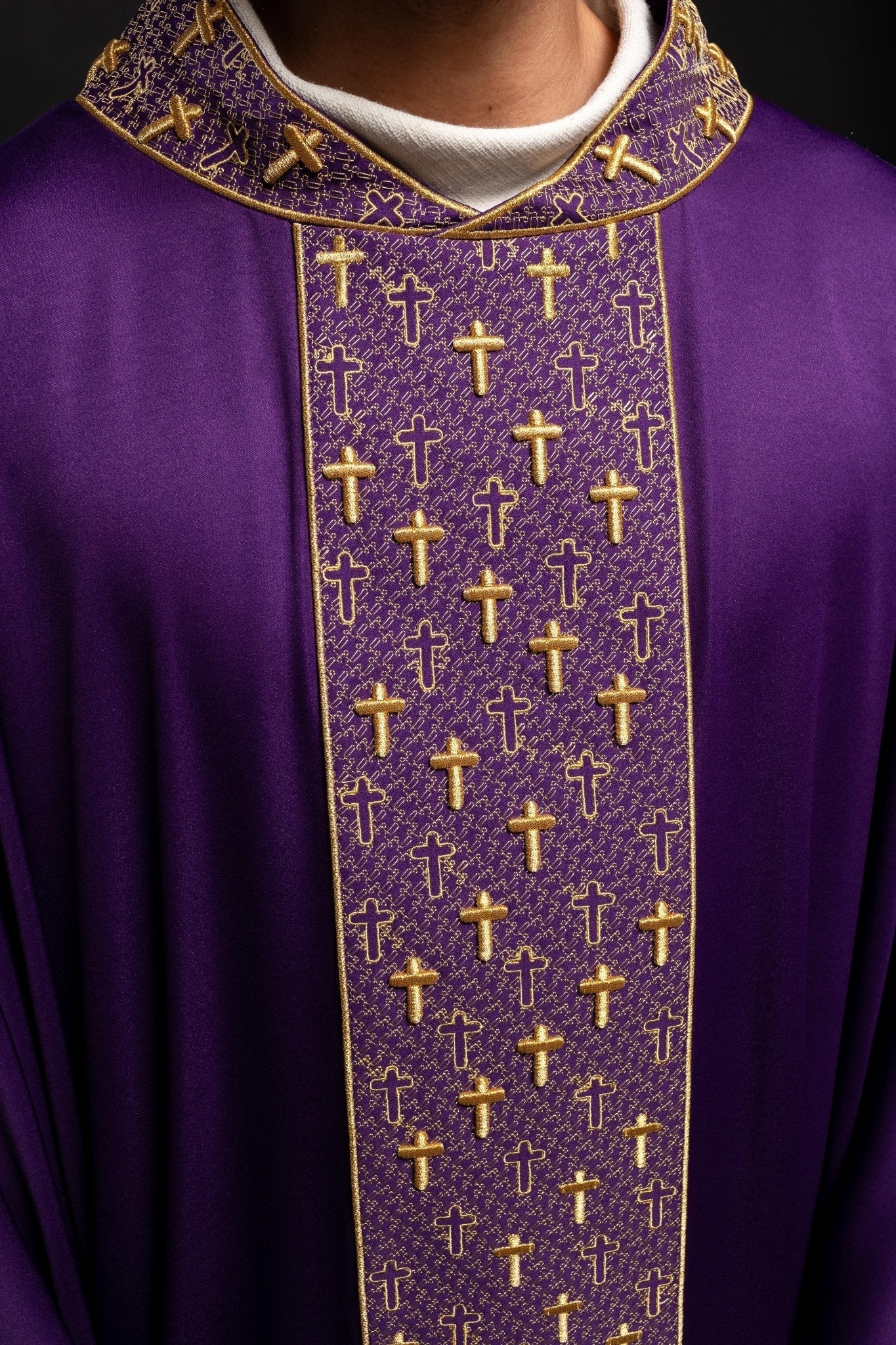Casulla con cinturón ricamente bordado en cruces de color morado S - 7062 - 03 - 53 - CASULLAS.ES
