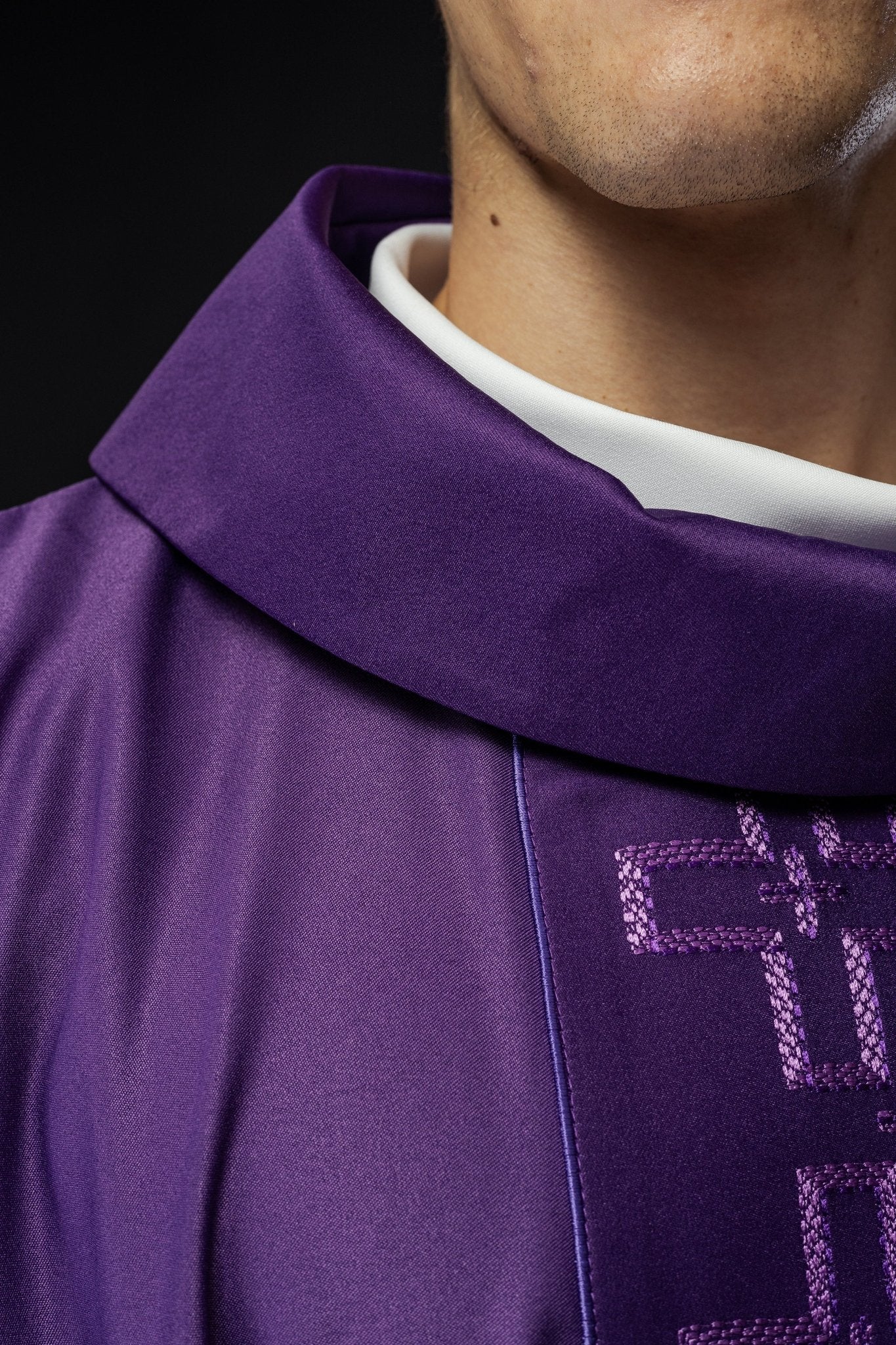 Casulla con cinturón ricamente bordado en cruz de color morado S - 7060 - 03 - 53 - CASULLAS.ES