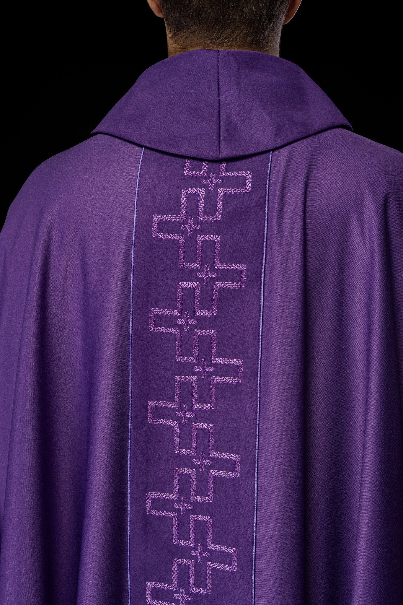 Casulla con cinturón ricamente bordado en cruz de color morado S - 7060 - 03 - 53 - CASULLAS.ES