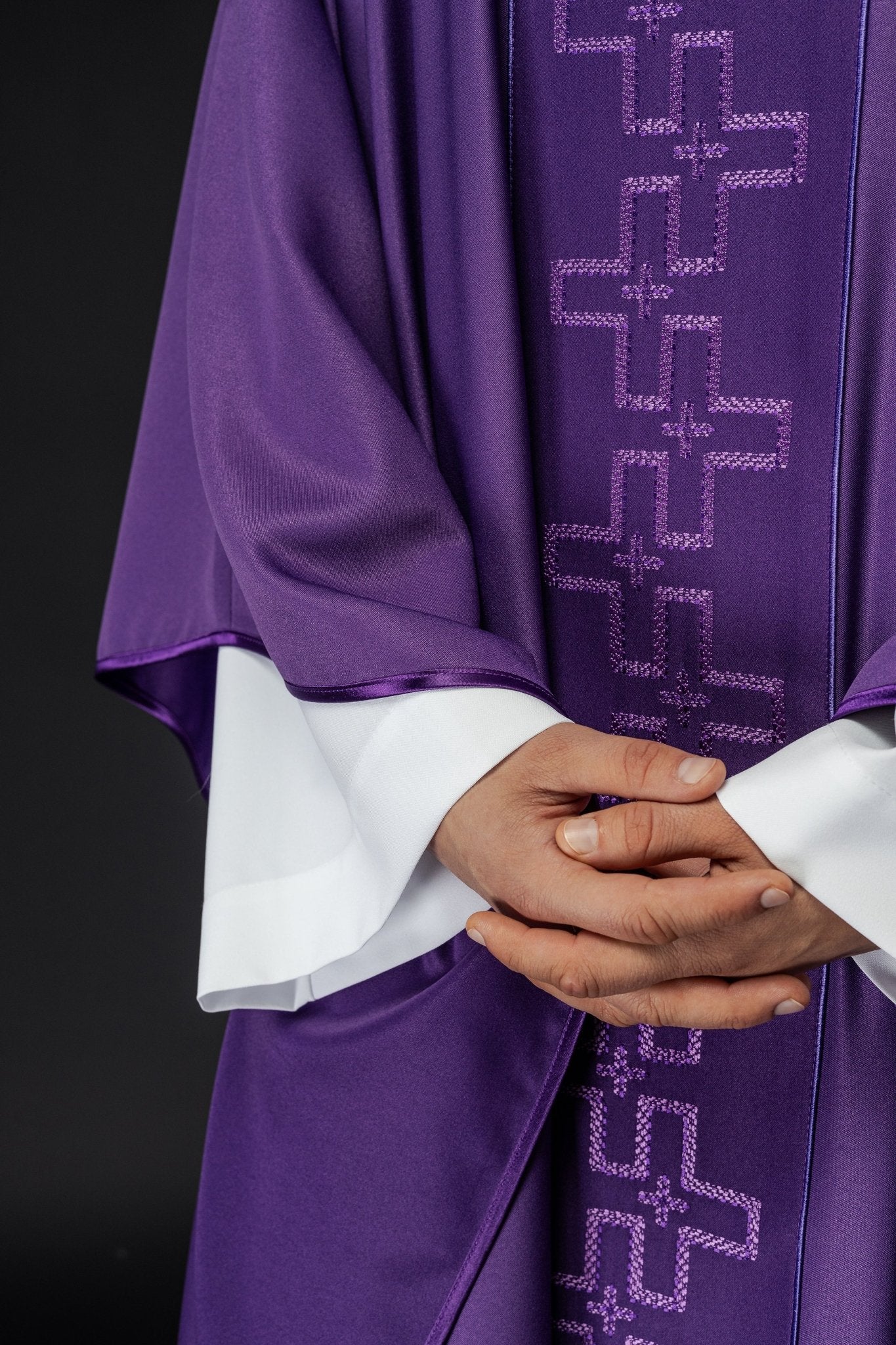 Casulla con cinturón ricamente bordado en cruz de color morado S - 7060 - 03 - 53 - CASULLAS.ES