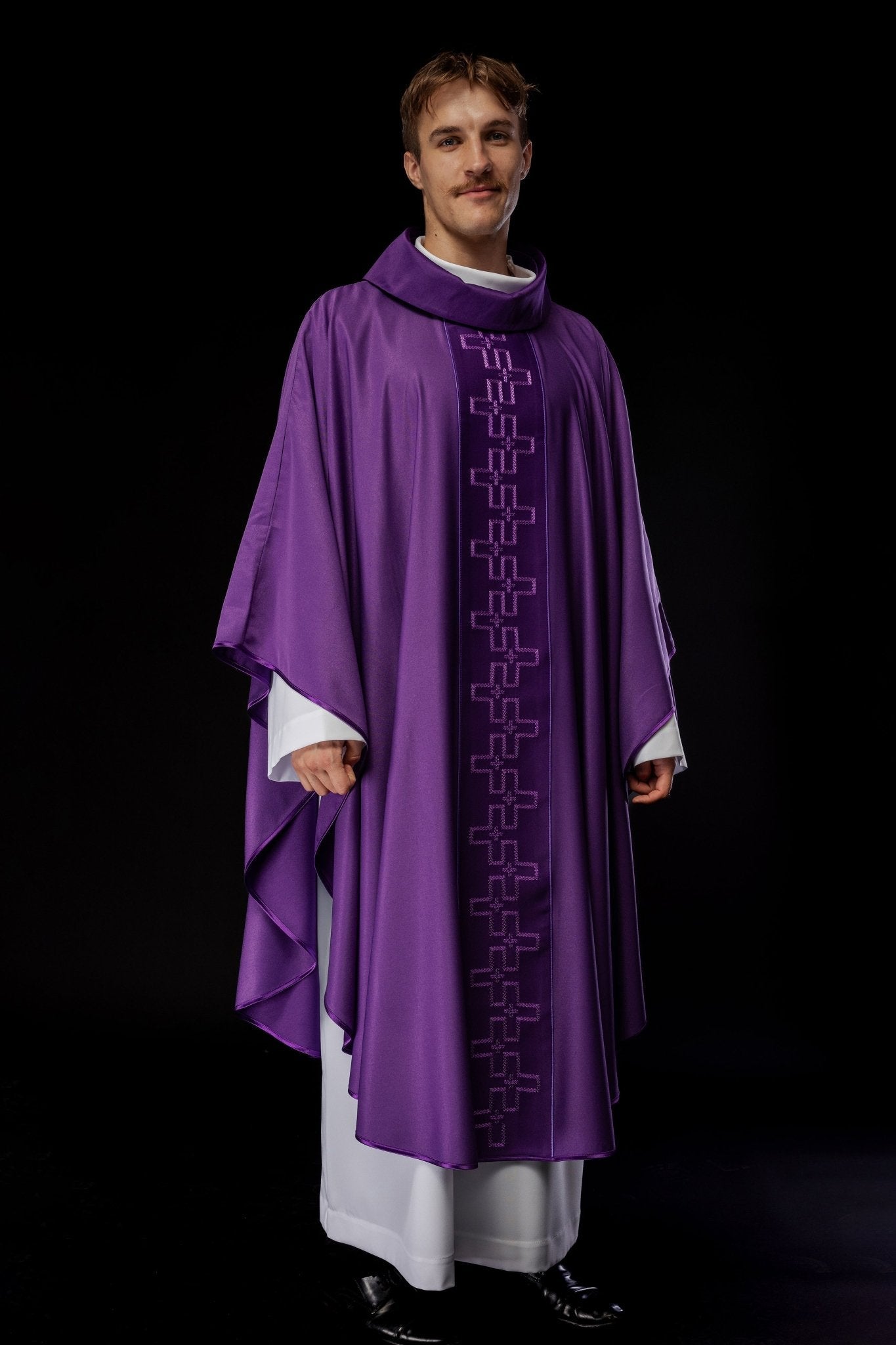 Casulla con cinturón ricamente bordado en cruz de color morado S - 7060 - 03 - 53 - CASULLAS.ES