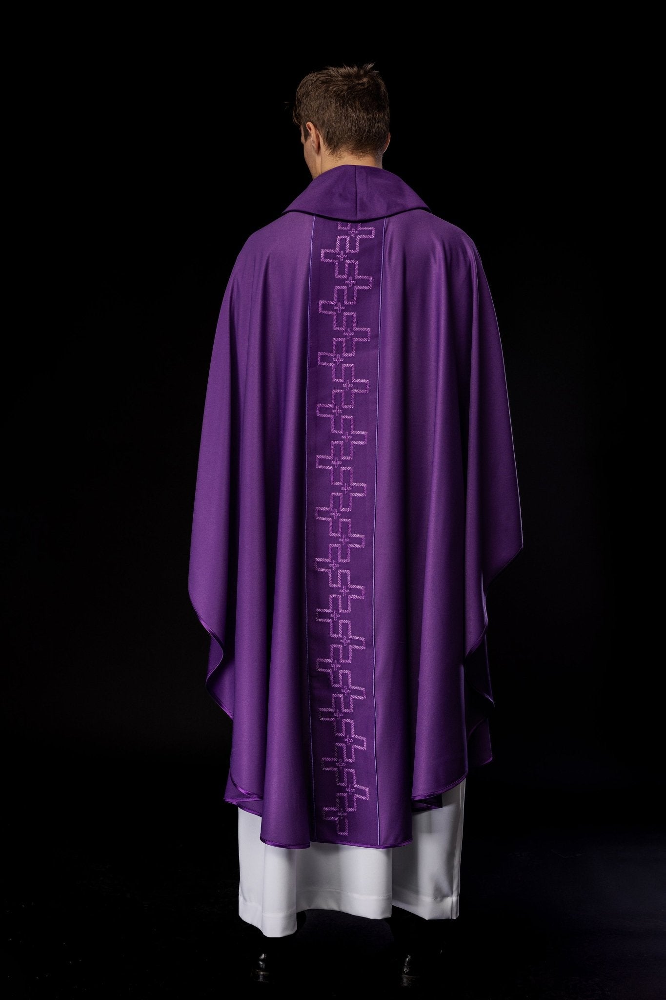 Casulla con cinturón ricamente bordado en cruz de color morado S - 7060 - 03 - 53 - CASULLAS.ES