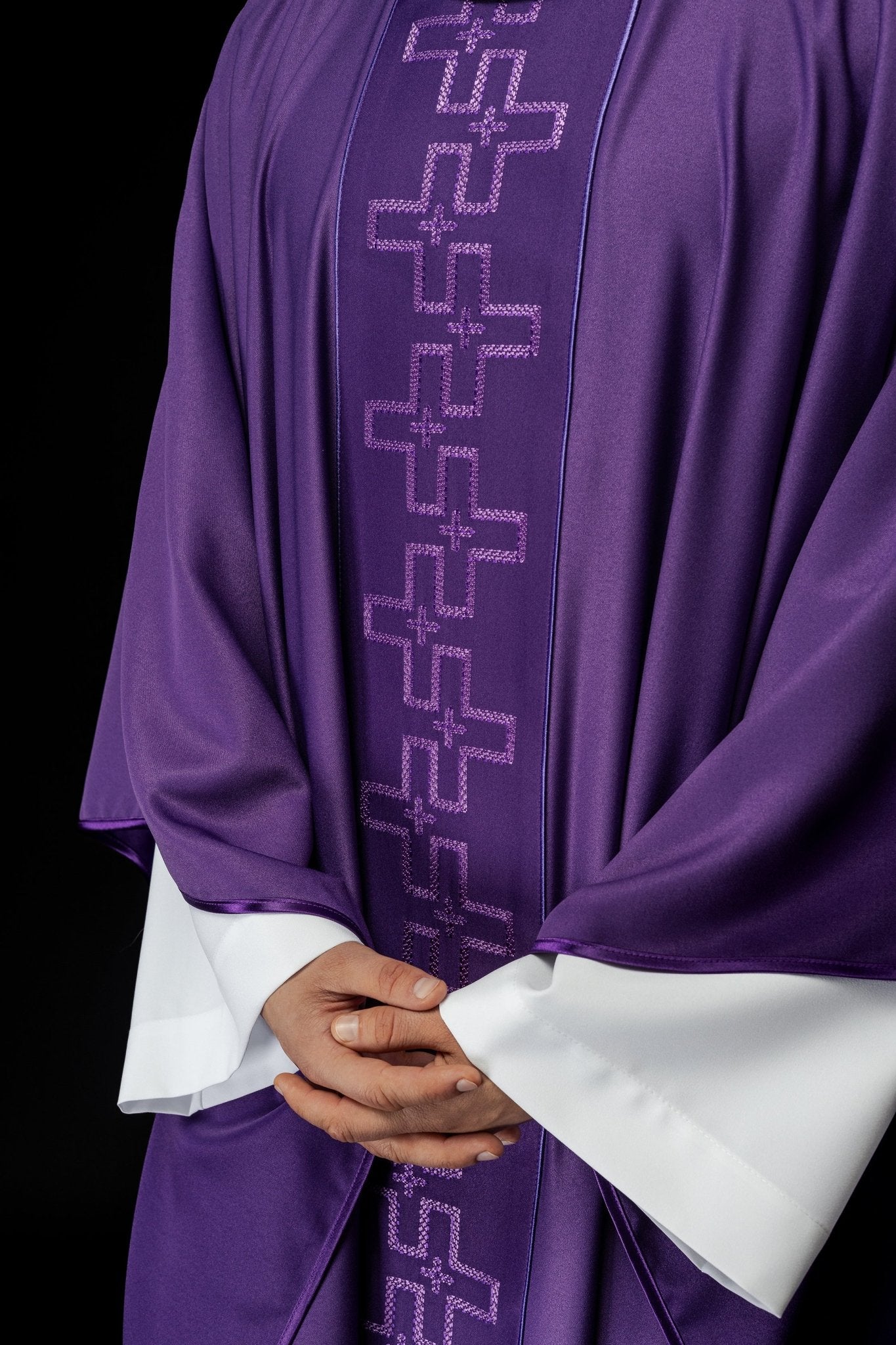 Casulla con cinturón ricamente bordado en cruz de color morado S - 7060 - 03 - 53 - CASULLAS.ES