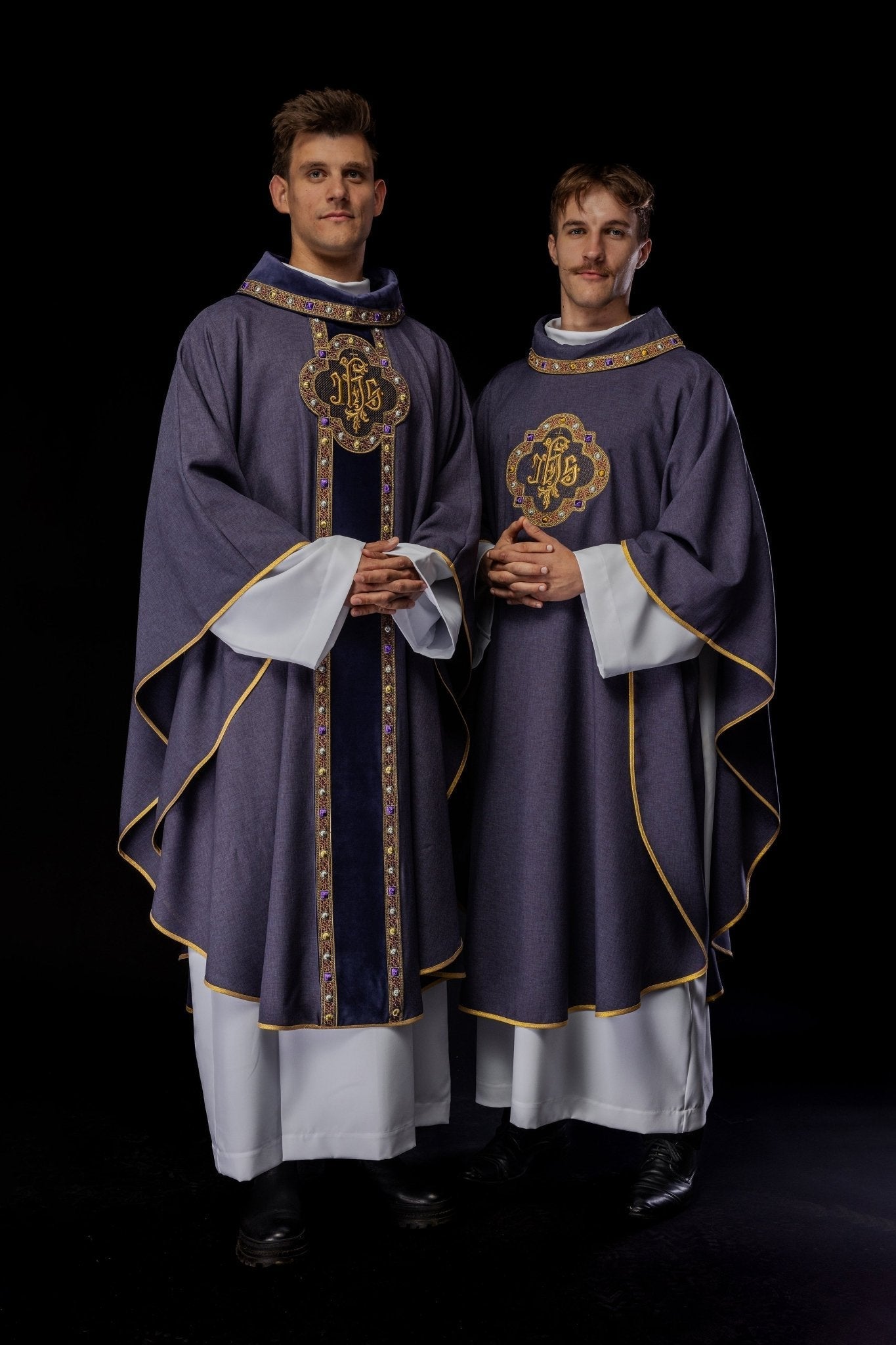 Casulla con cinturón ricamente bordado y ribete alrededor del bordado IHS y cuello en color morado S - 7073 - 03 - 70 - CASULLAS.ES