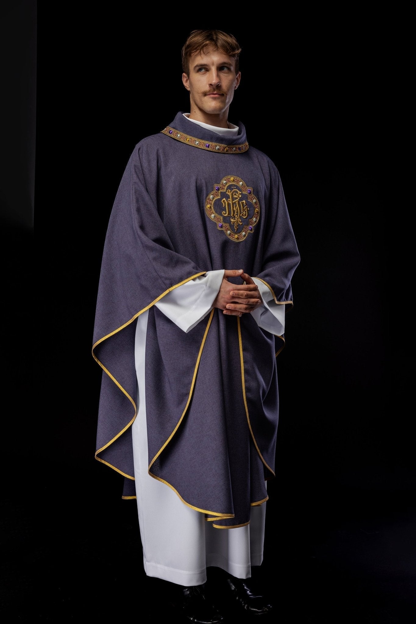 Casulla con cinturón ricamente bordado y ribete alrededor del bordado IHS y cuello en color morado S - 7073 - 03 - 70 - CASULLAS.ES