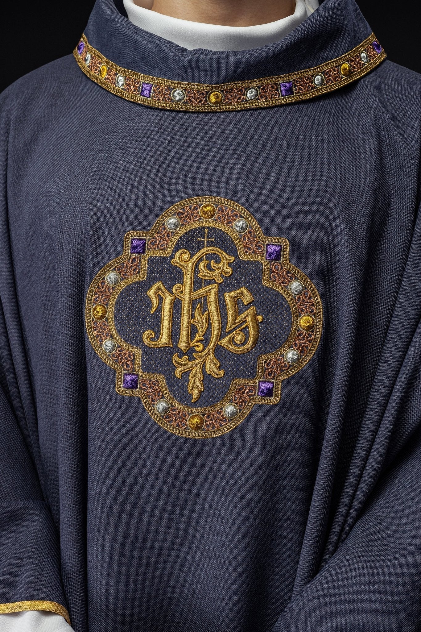 Casulla con cinturón ricamente bordado y ribete alrededor del bordado IHS y cuello en color morado S - 7073 - 03 - 70 - CASULLAS.ES