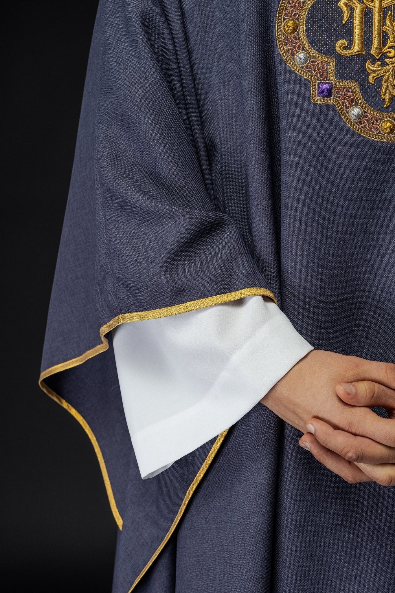 Casulla con cinturón ricamente bordado y ribete alrededor del bordado IHS y cuello en color morado S - 7073 - 03 - 70 - CASULLAS.ES