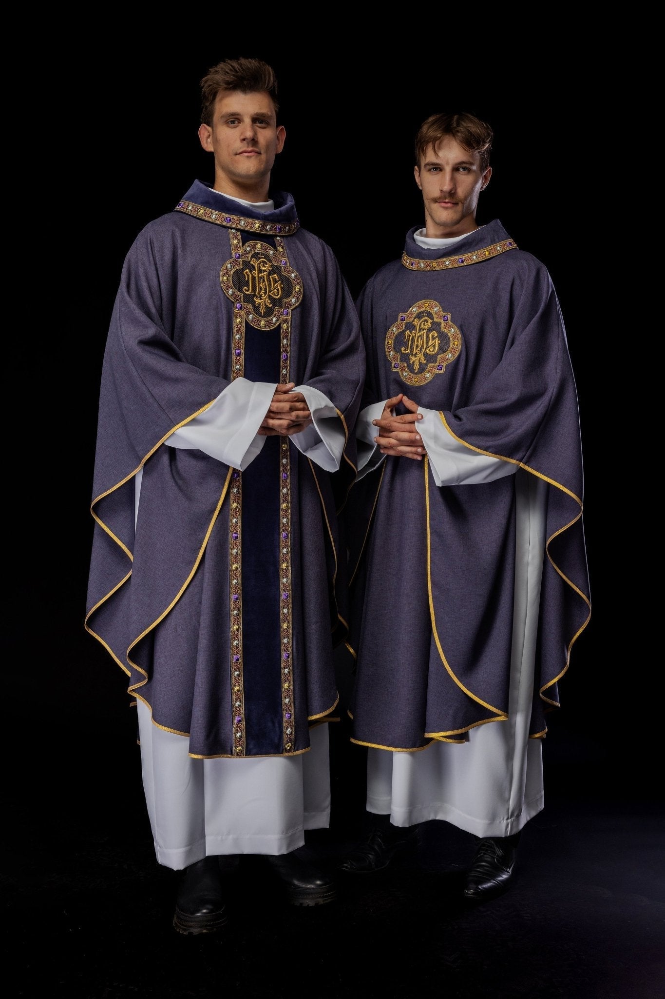 Casulla con cinturón ricamente bordado y ribete alrededor del bordado IHS y cuello en color morado S - 7073 - 03 - 70 - CASULLAS.ES