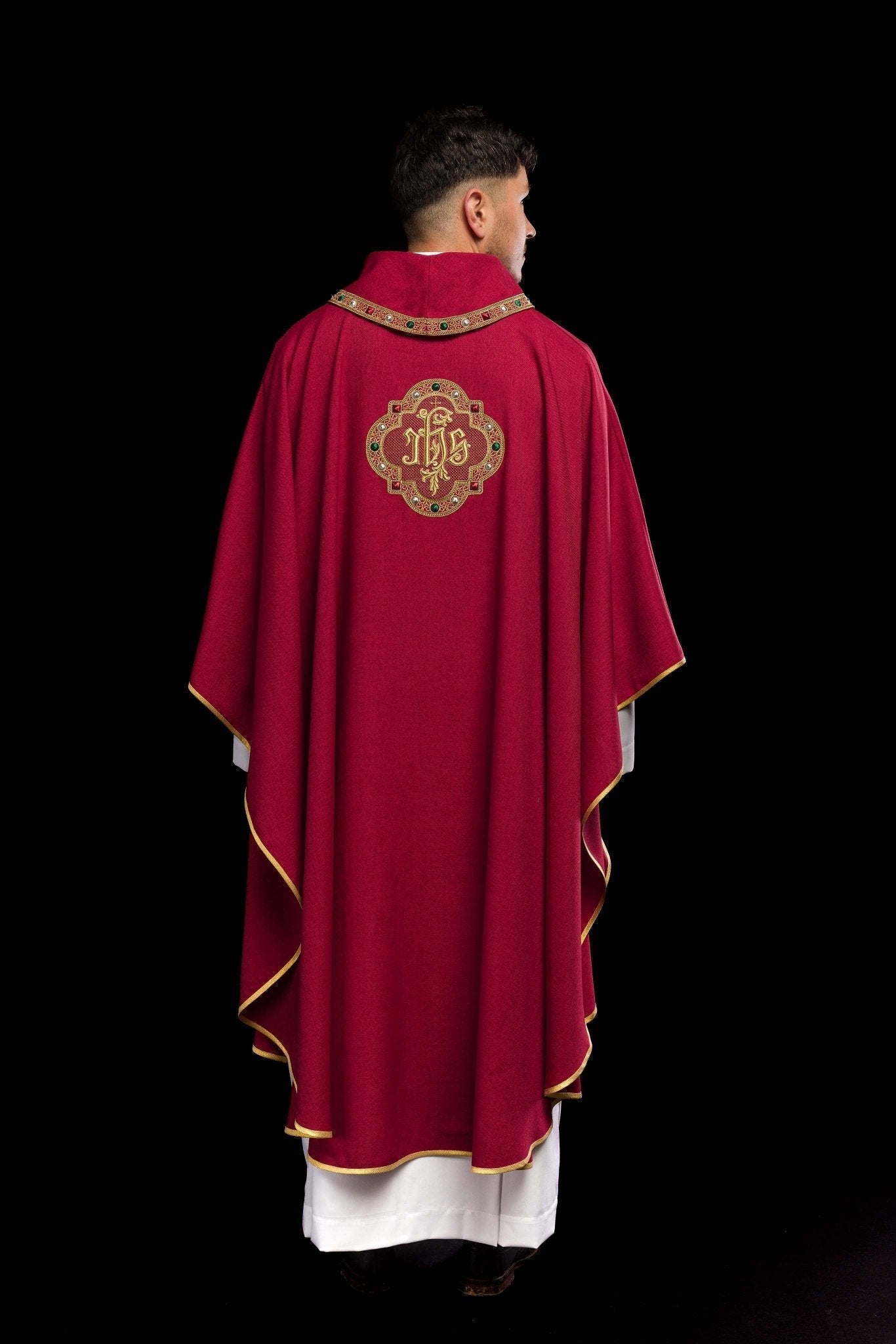 Casulla con cinturón ricamente bordado y ribete alrededor del bordado IHS y cuello en color rojo S - 7073 - 02 - 70 - CASULLAS.ES