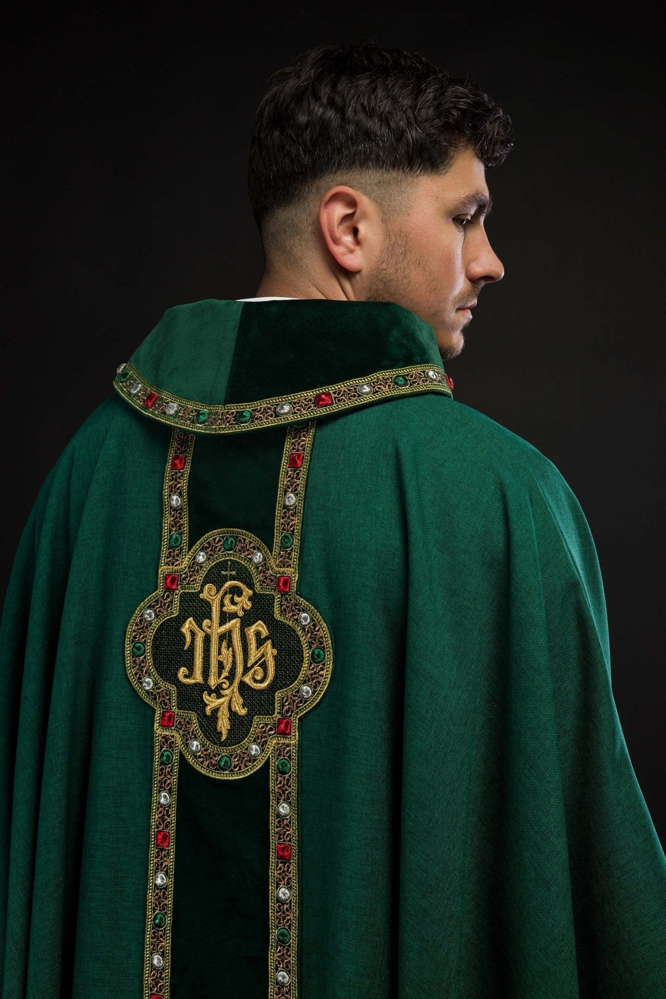 Casulla con cinturón ricamente bordado y ribete alrededor del bordado IHS y cuello en verde S - 7067 - 01 - 70 - CASULLAS.ES