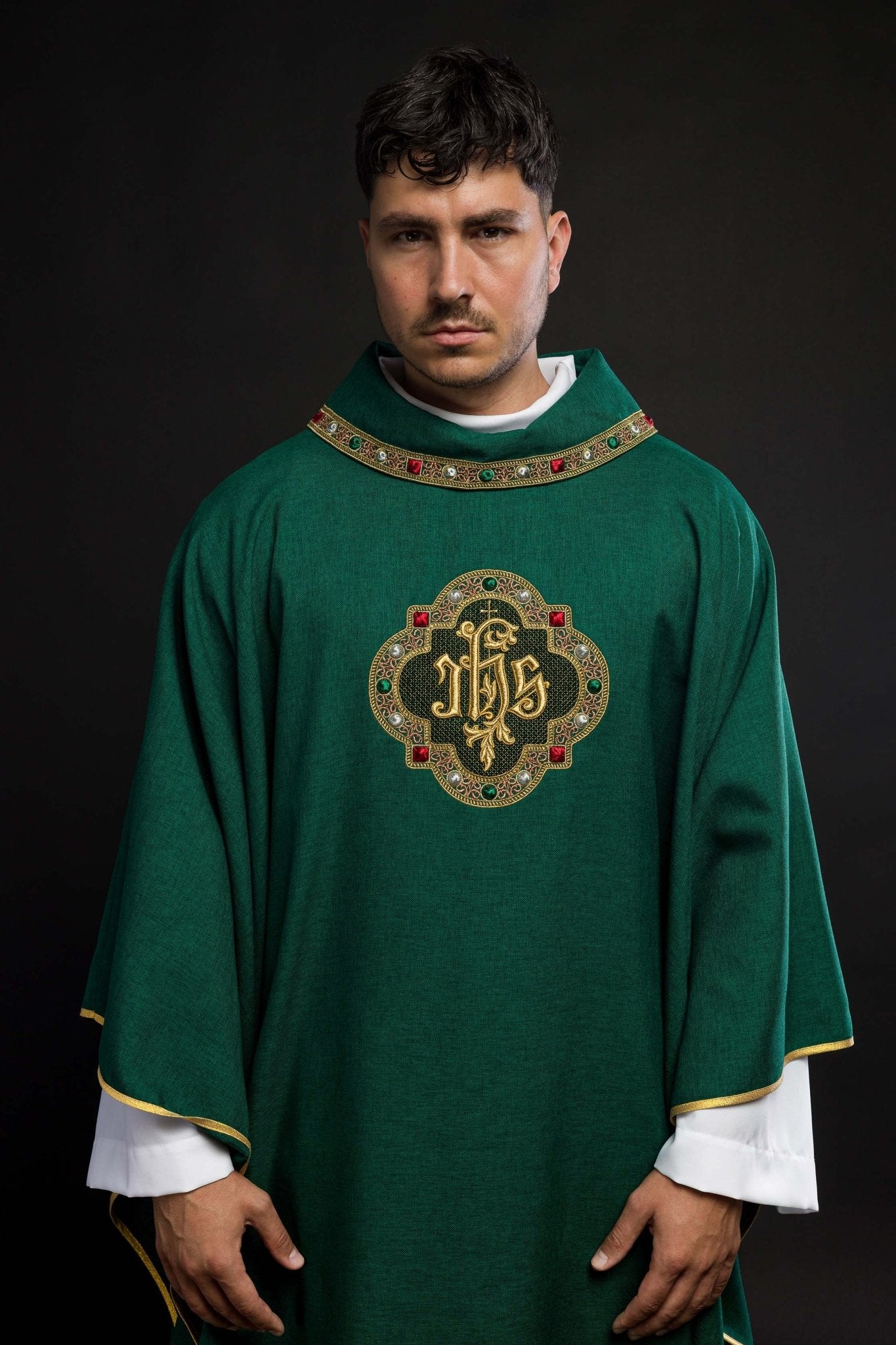 Casulla con cinturón ricamente bordado y ribete alrededor del cuello bordado IHS en verde S - 7073 - 01 - 70 - CASULLAS.ES
