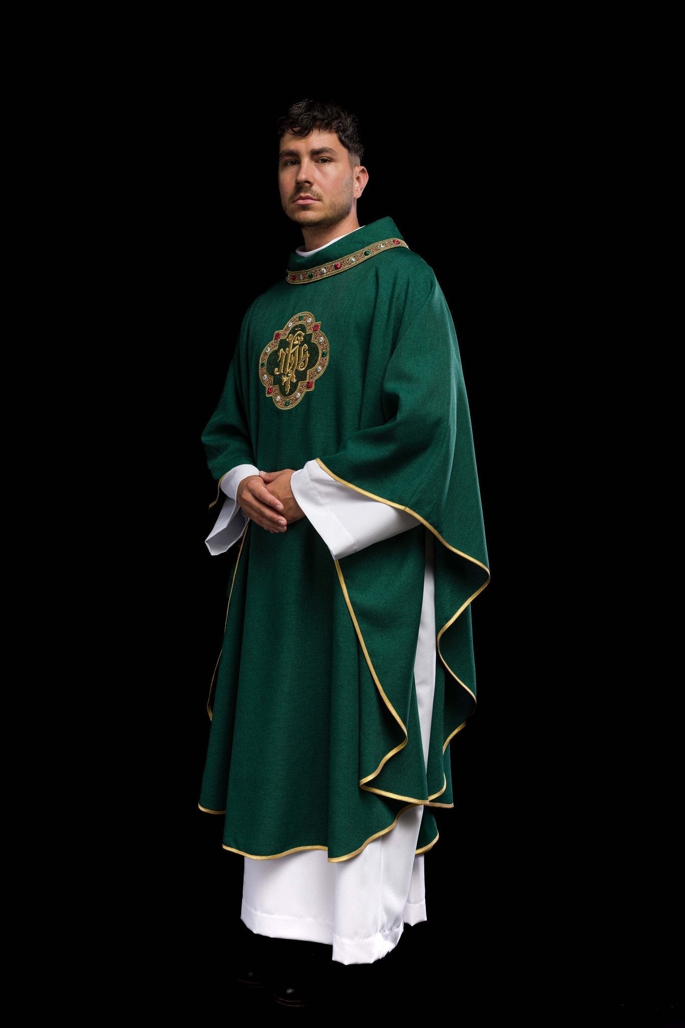 Casulla con cinturón ricamente bordado y ribete alrededor del cuello bordado IHS en verde S - 7073 - 01 - 70 - CASULLAS.ES