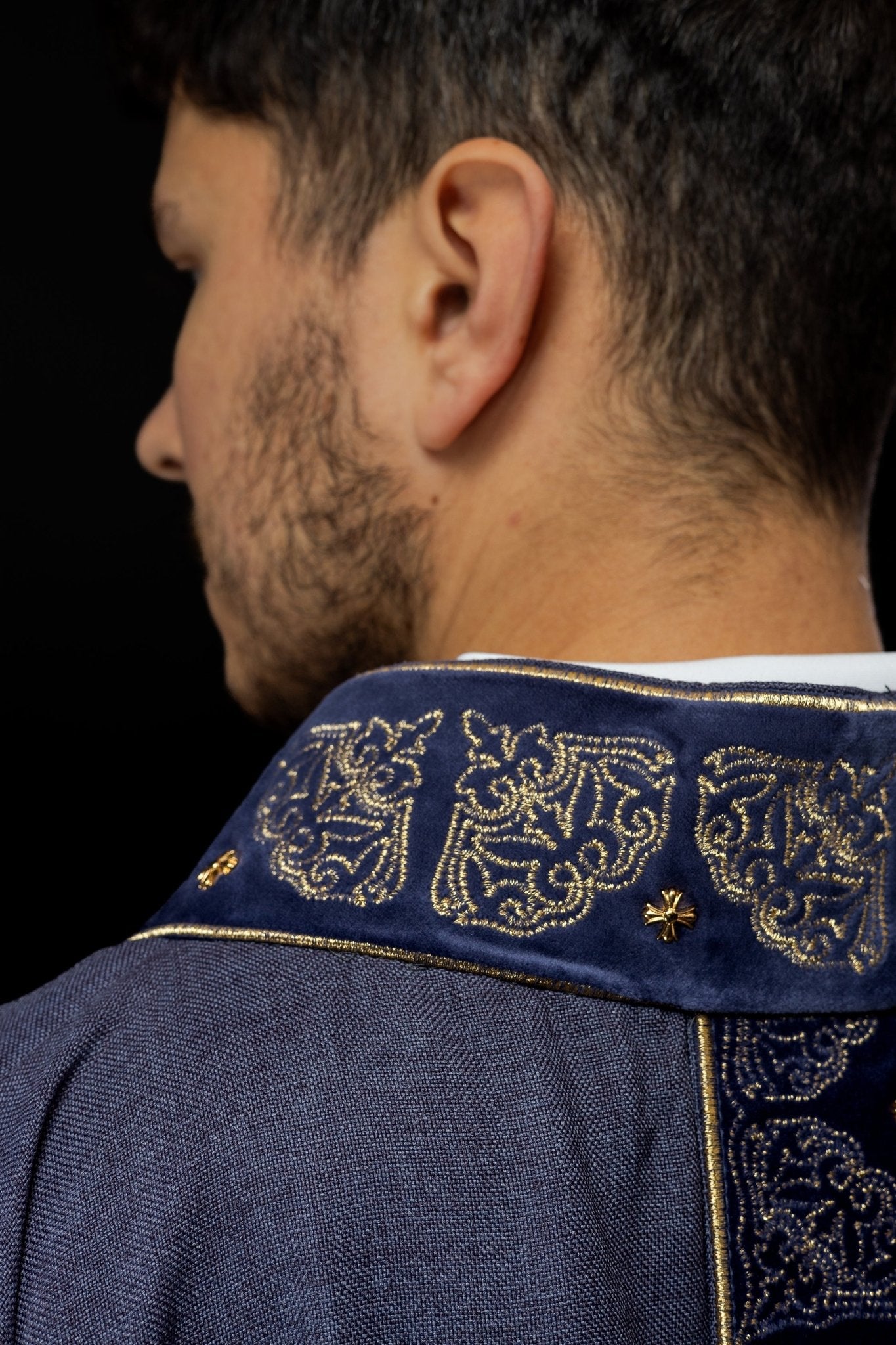 Casulla con cinturón y cuello ricamente bordados en púrpura S - 7057 - 03 - 70 - CASULLAS.ES