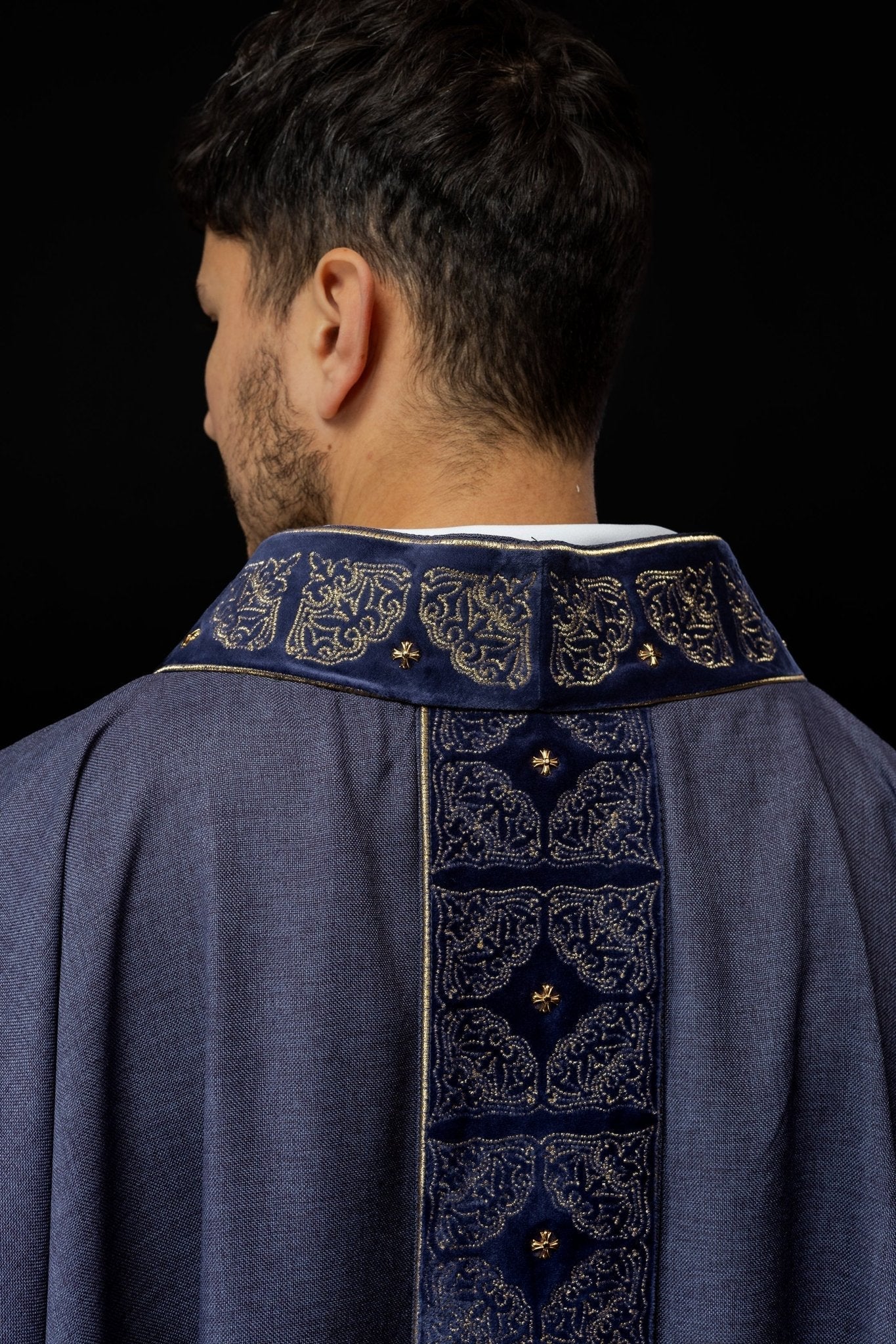 Casulla con cinturón y cuello ricamente bordados en púrpura S - 7057 - 03 - 70 - CASULLAS.ES