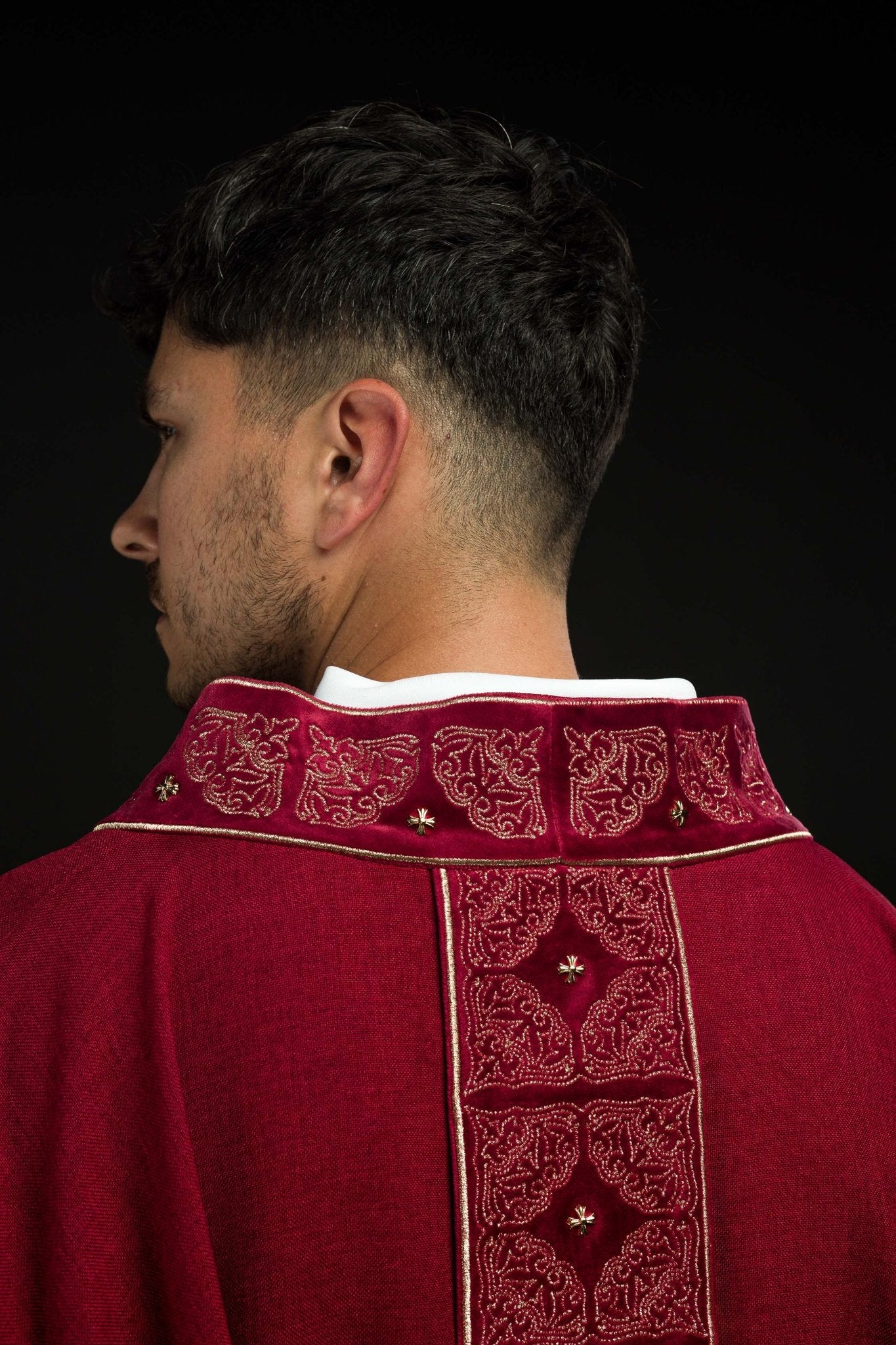 Casulla con cinturón y cuello ricamente bordados en rojo S-7057-02-70 - CASULLAS.ES