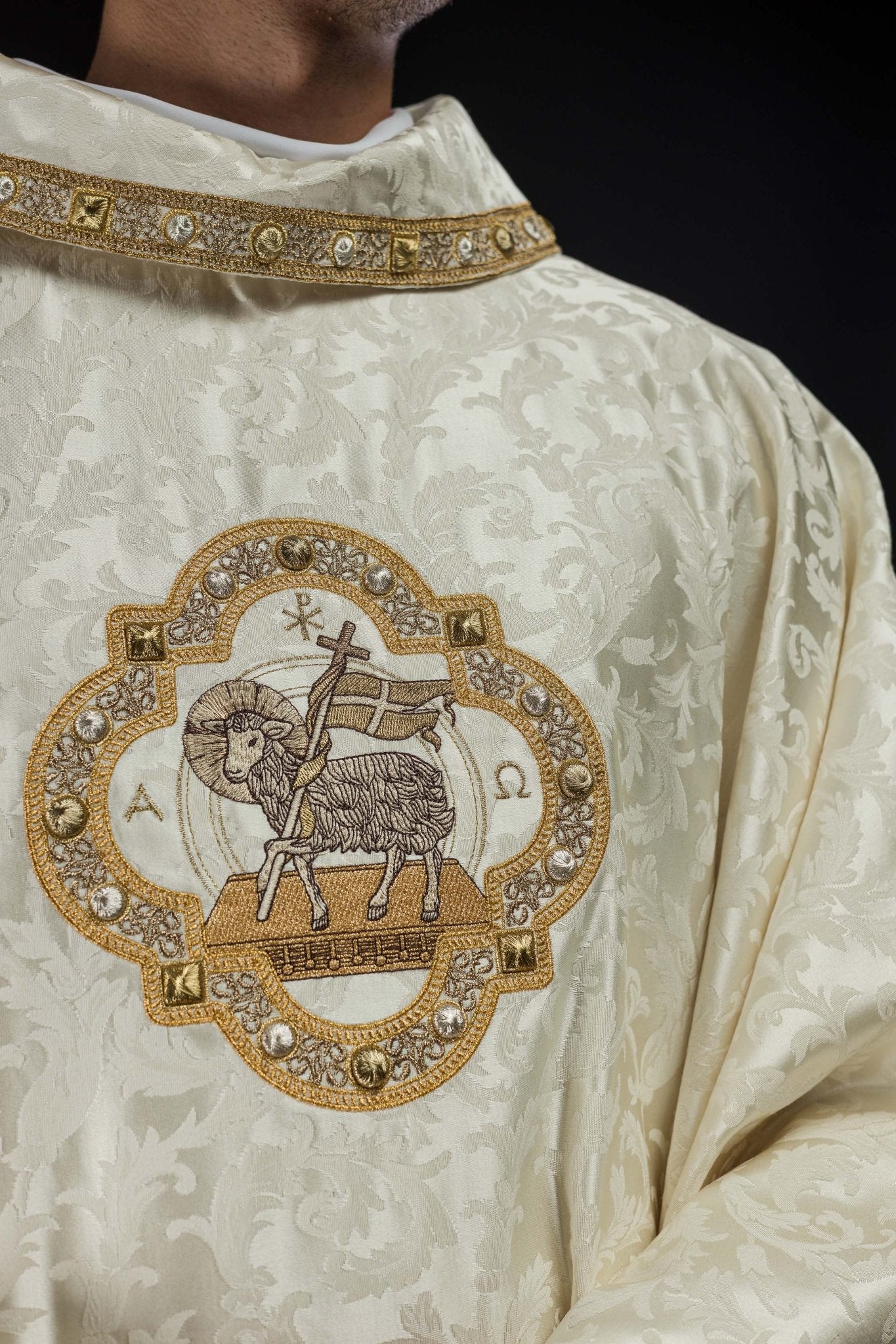 Casulla con cordero pascual hecha en tela decorativa S-7072-05-88 - CASULLAS.ES