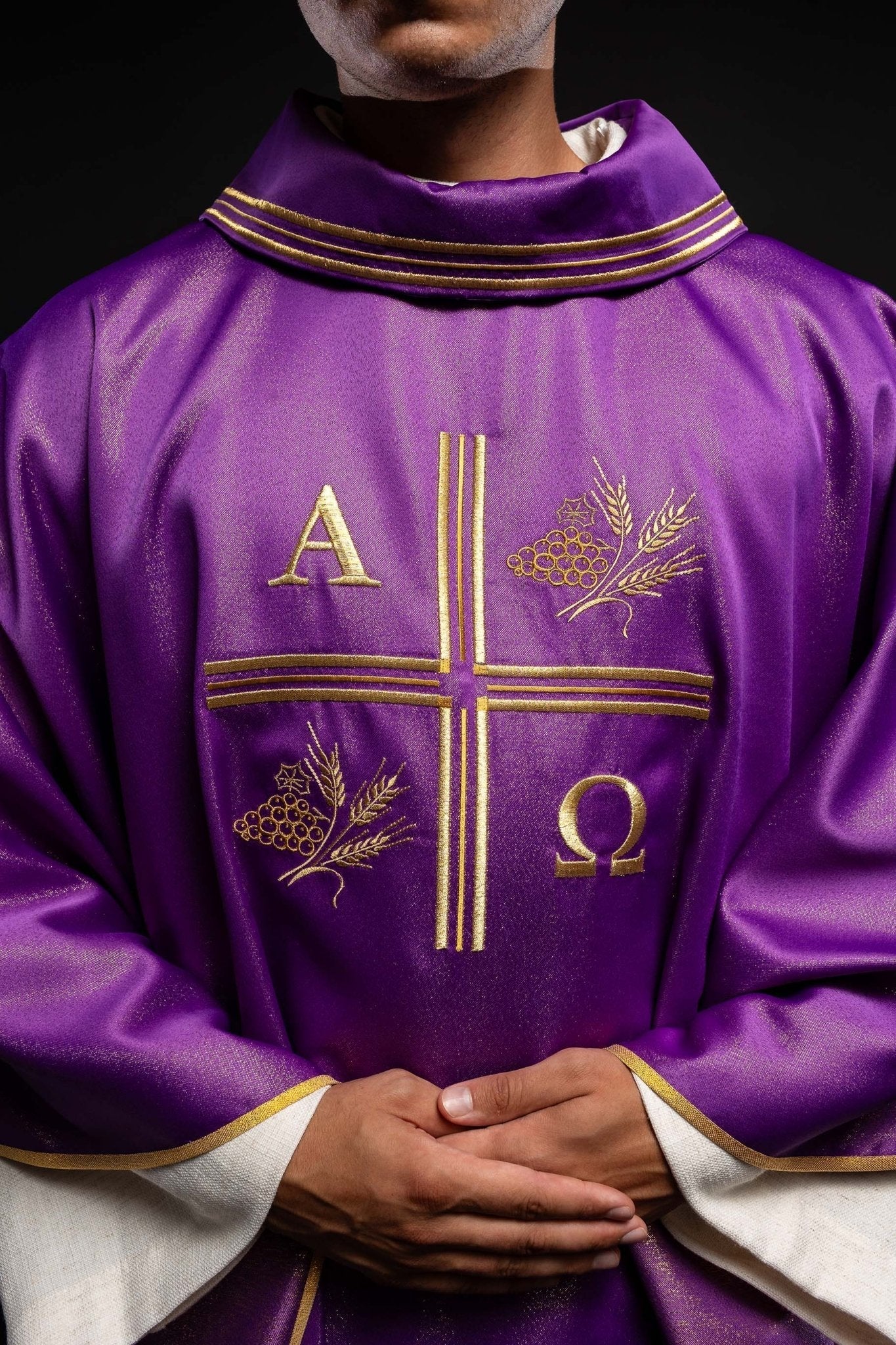 Casulla con cruz bordada, motivos Alfa y Omega y de color morado S - 7053 - 03 - 54 - CASULLAS.ES