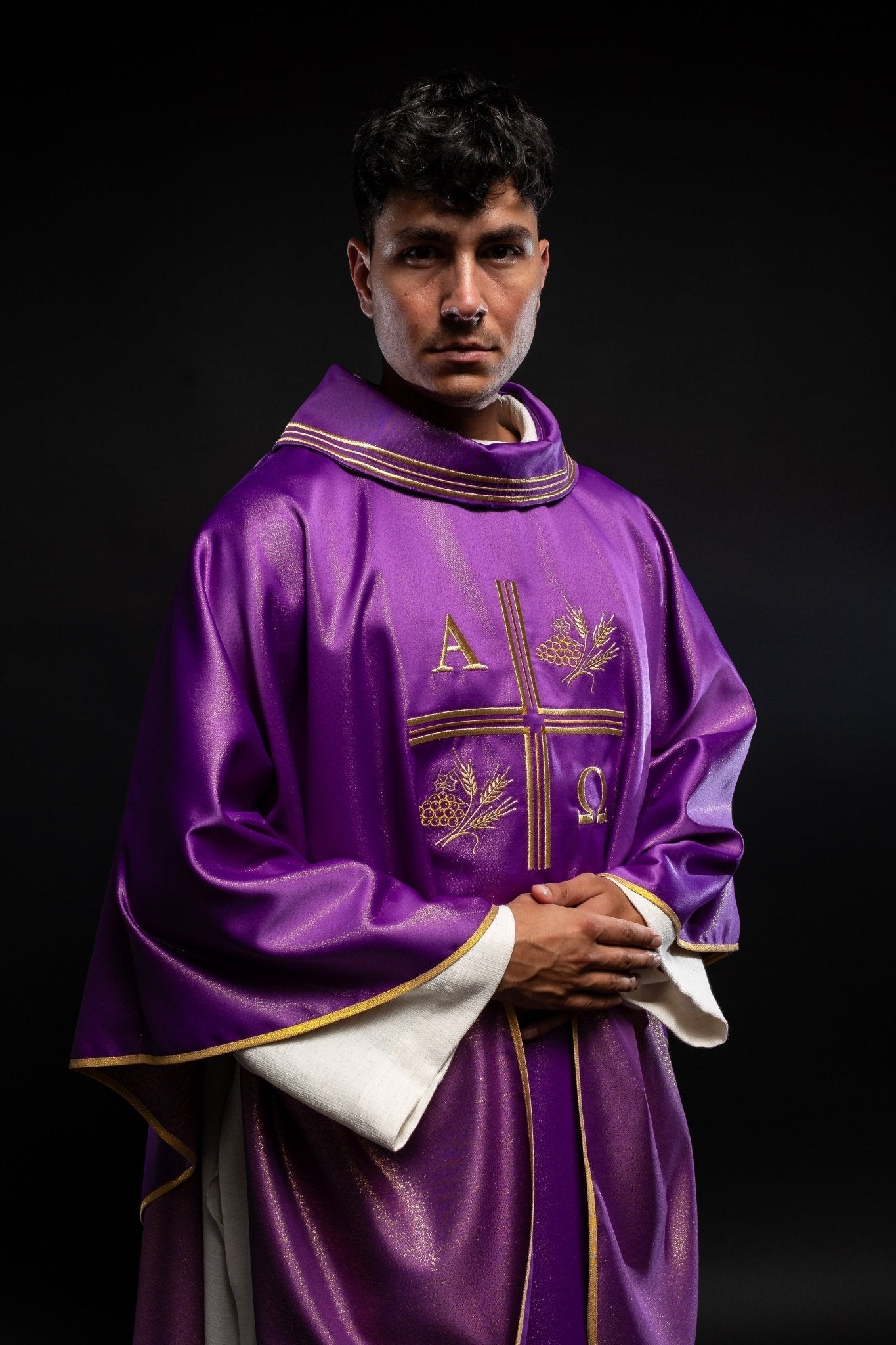 Casulla con cruz bordada, motivos Alfa y Omega y de color morado S - 7053 - 03 - 54 - CASULLAS.ES