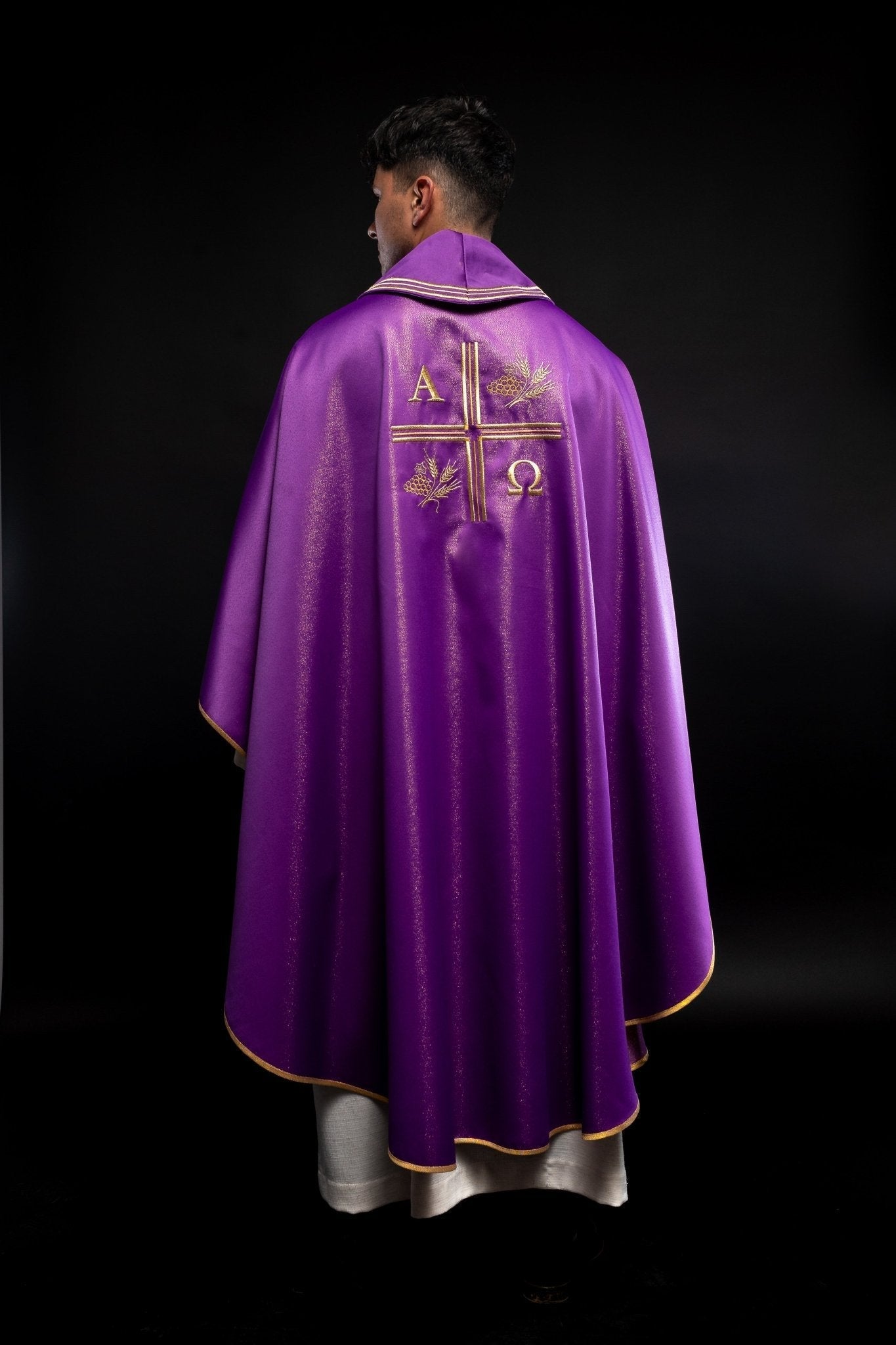 Casulla con cruz bordada, motivos Alfa y Omega y de color morado S - 7053 - 03 - 54 - CASULLAS.ES
