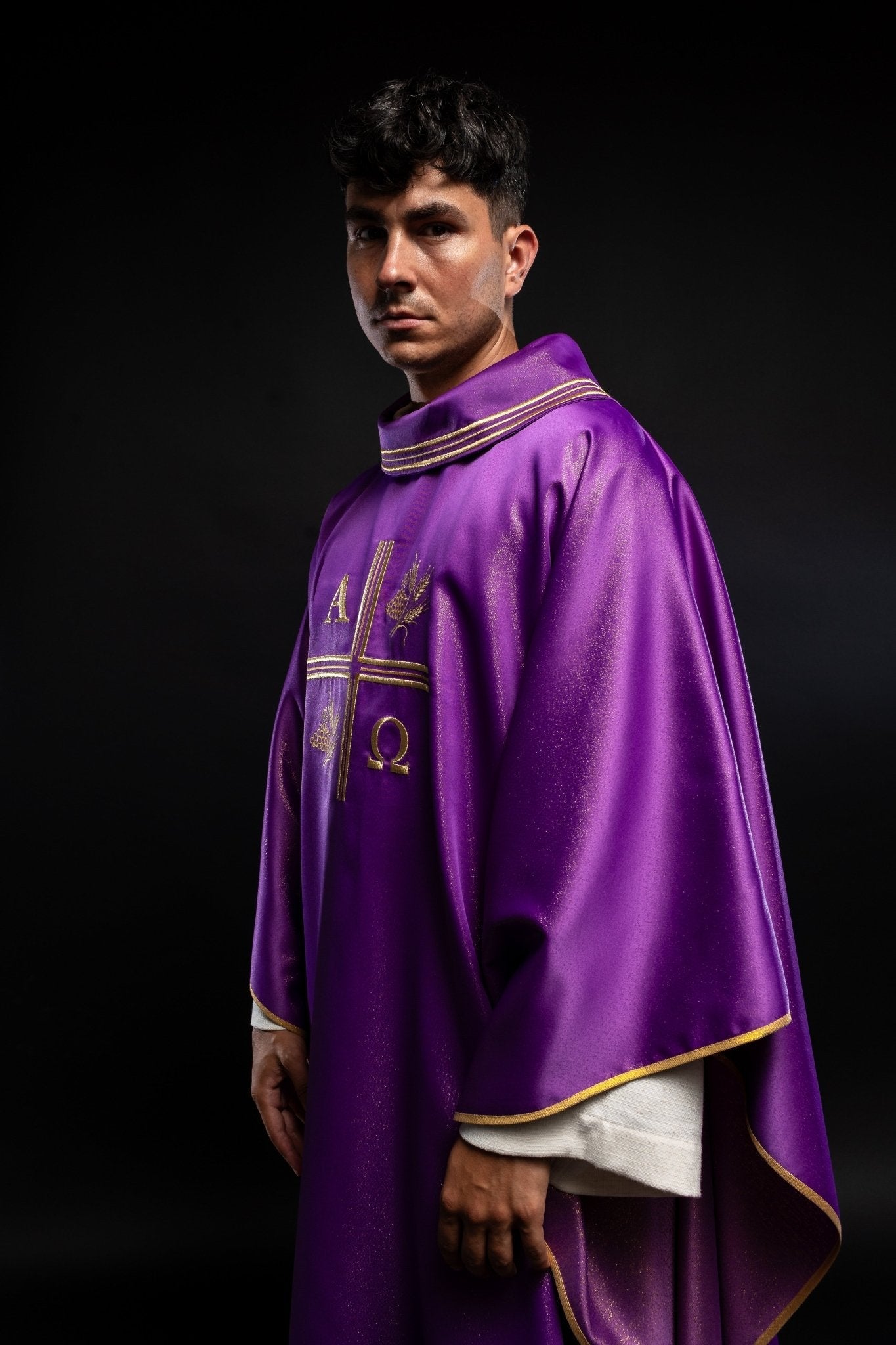 Casulla con cruz bordada, motivos Alfa y Omega y de color morado S - 7053 - 03 - 54 - CASULLAS.ES