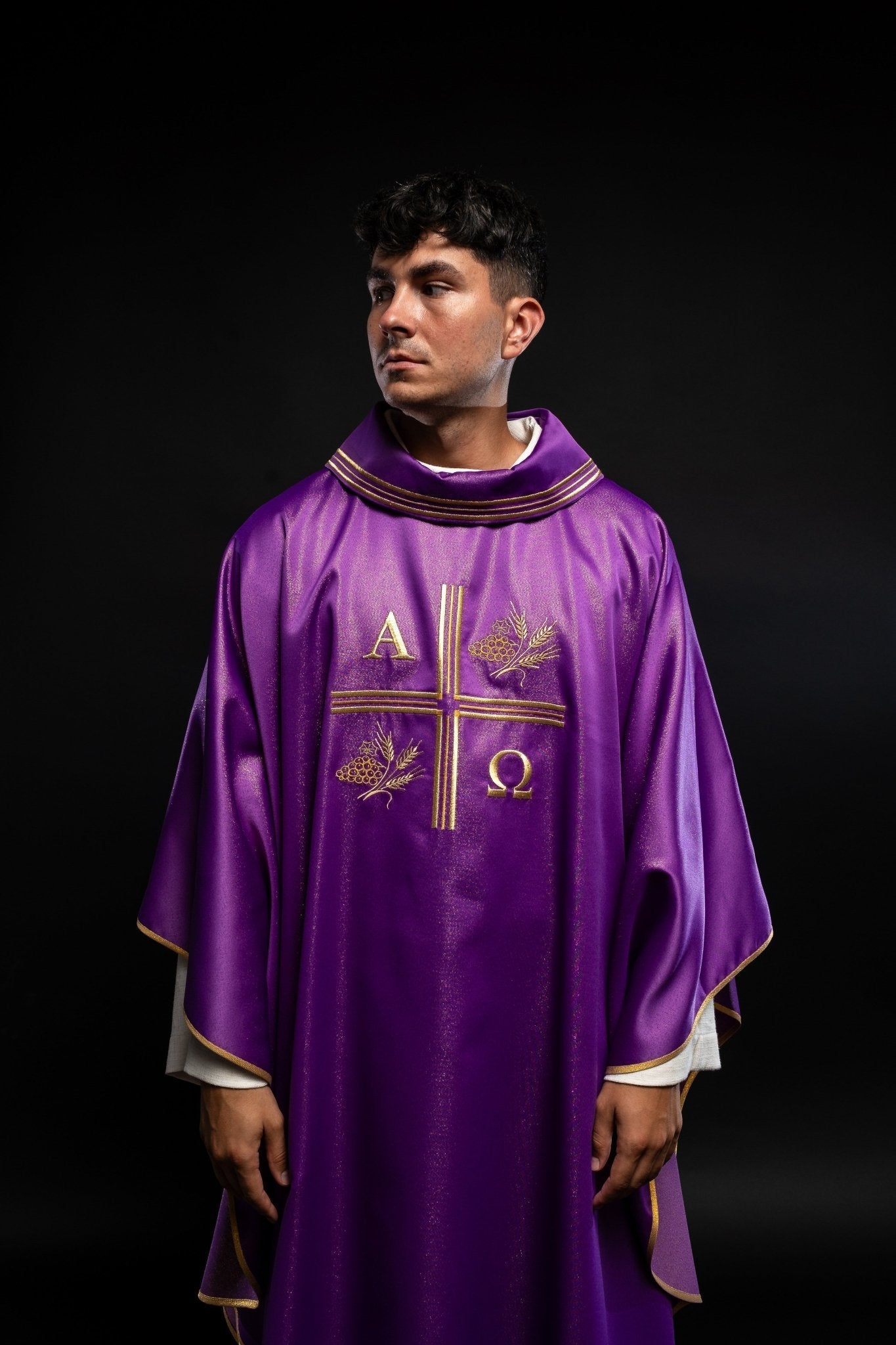 Casulla con cruz bordada, motivos Alfa y Omega y de color morado S - 7053 - 03 - 54 - CASULLAS.ES