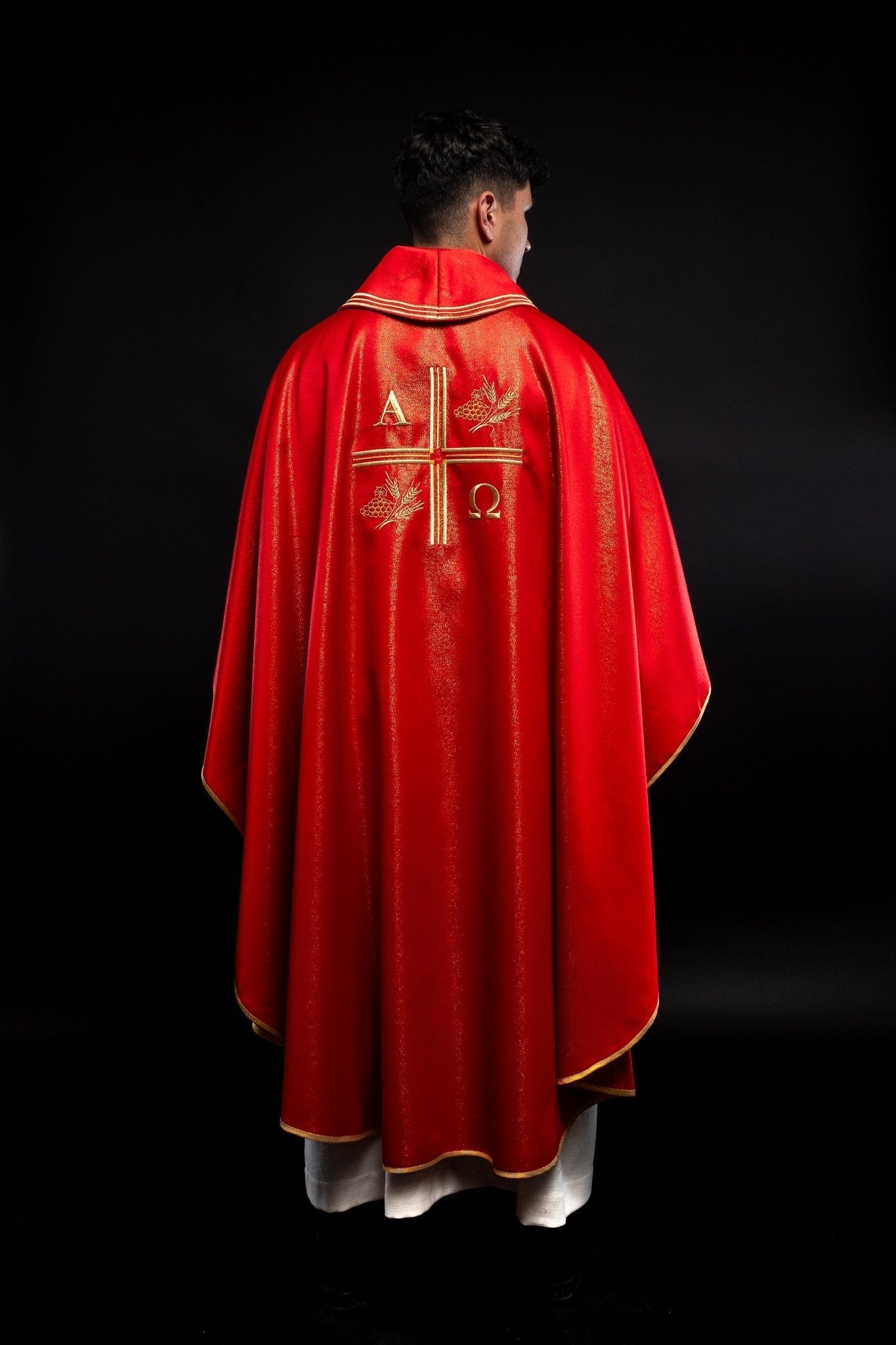 Casulla con cruz bordada, motivos Alfa y Omega y de color rojo S - 7053 - 02 - 54 - CASULLAS.ES