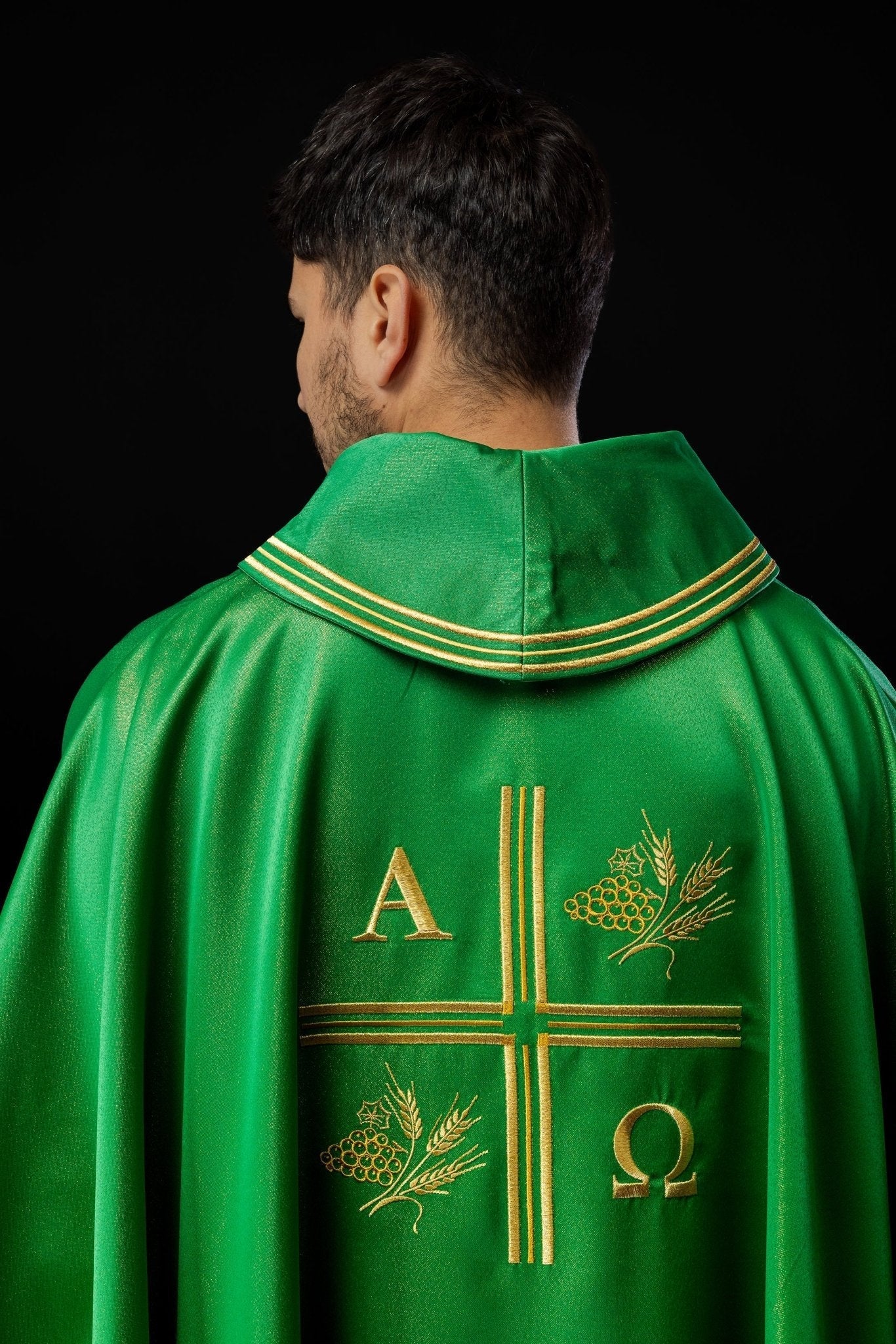 Casulla con cruz bordada, motivos Alfa y Omega y orejas en verde S - 7053 - 01 - 54 - CASULLAS.ES