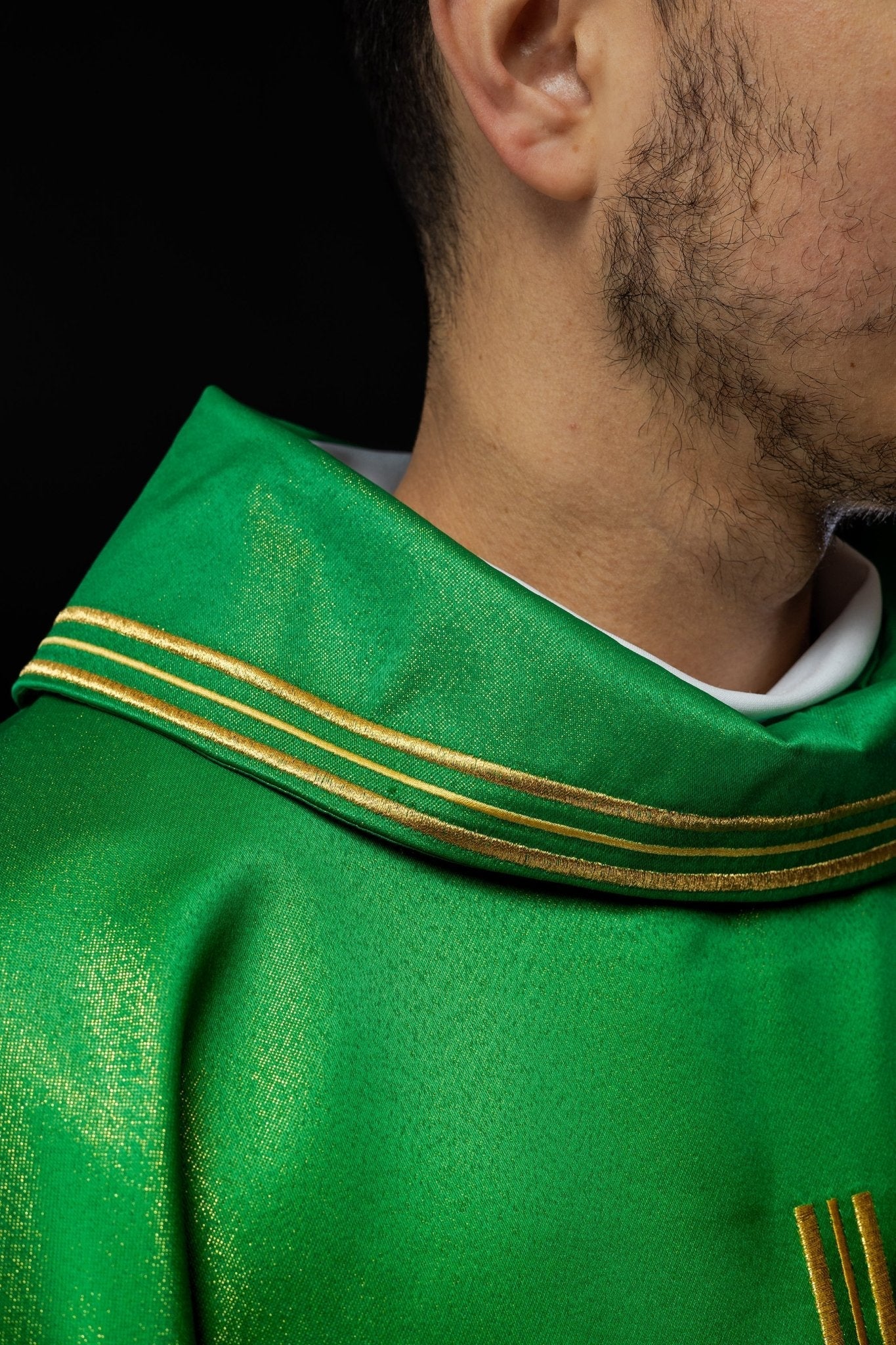 Casulla con cruz bordada, motivos Alfa y Omega y orejas en verde S - 7053 - 01 - 54 - CASULLAS.ES