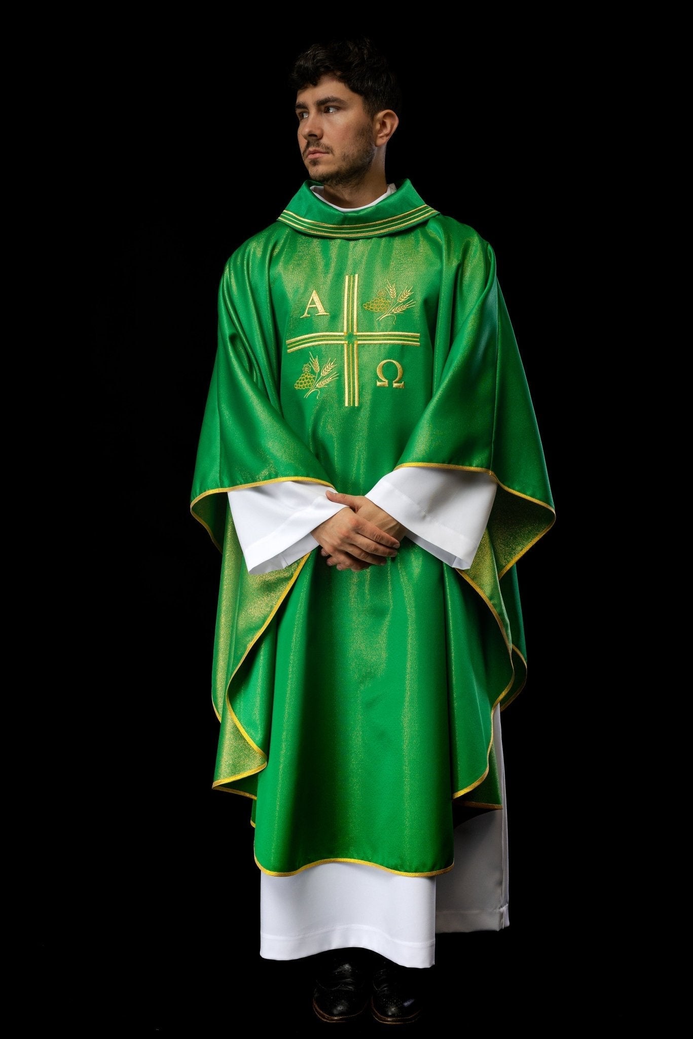 Casulla con cruz bordada, motivos Alfa y Omega y orejas en verde S - 7053 - 01 - 54 - CASULLAS.ES