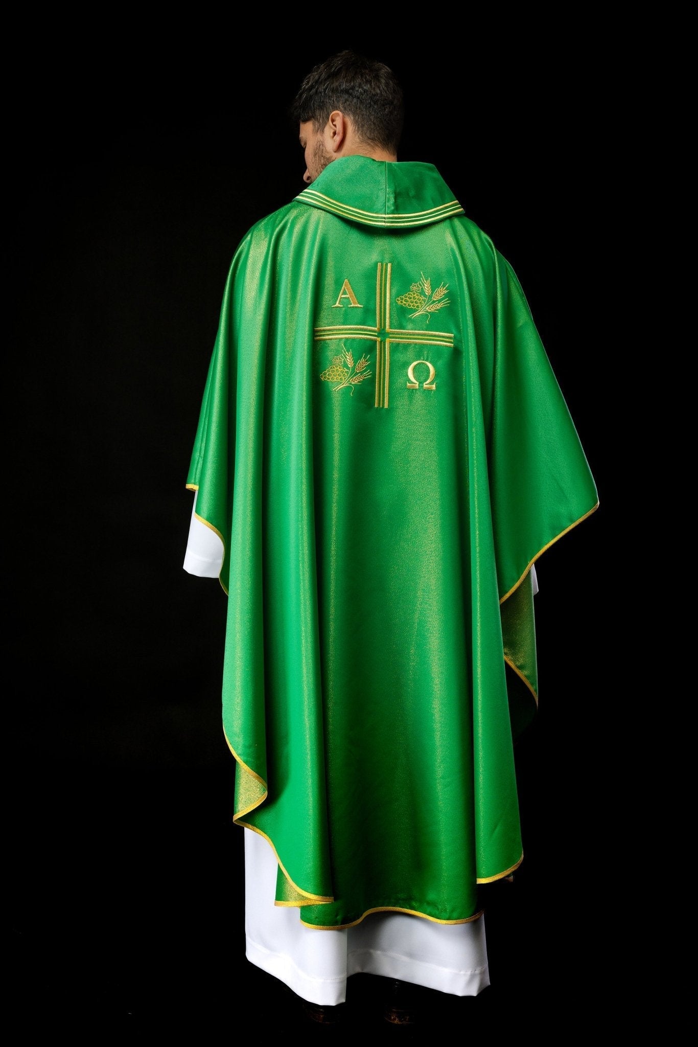 Casulla con cruz bordada, motivos Alfa y Omega y orejas en verde S - 7053 - 01 - 54 - CASULLAS.ES
