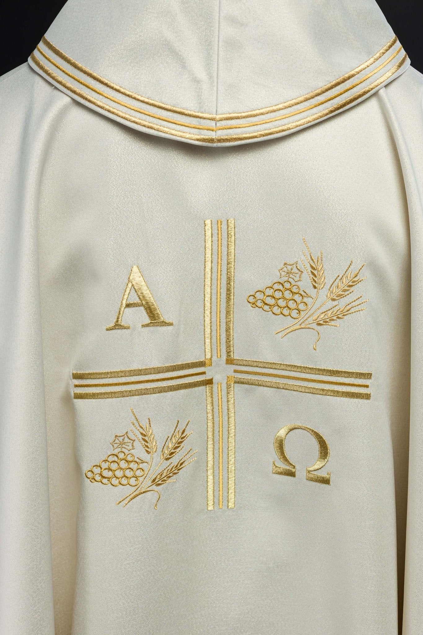 Casulla con cruz bordada y motivos de Alfa y Omega y orejas en color crudo S - 7053 - 05 - 54 - CASULLAS.ES