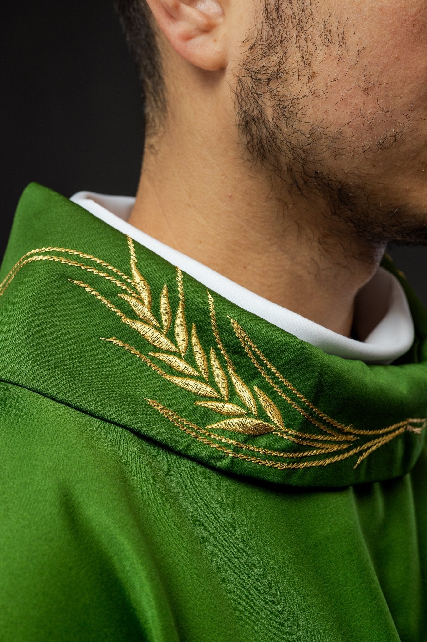 Casulla con cruz bordada y motivos de orejas en verde S - 7054 - 01 - 53 - CASULLAS.ES