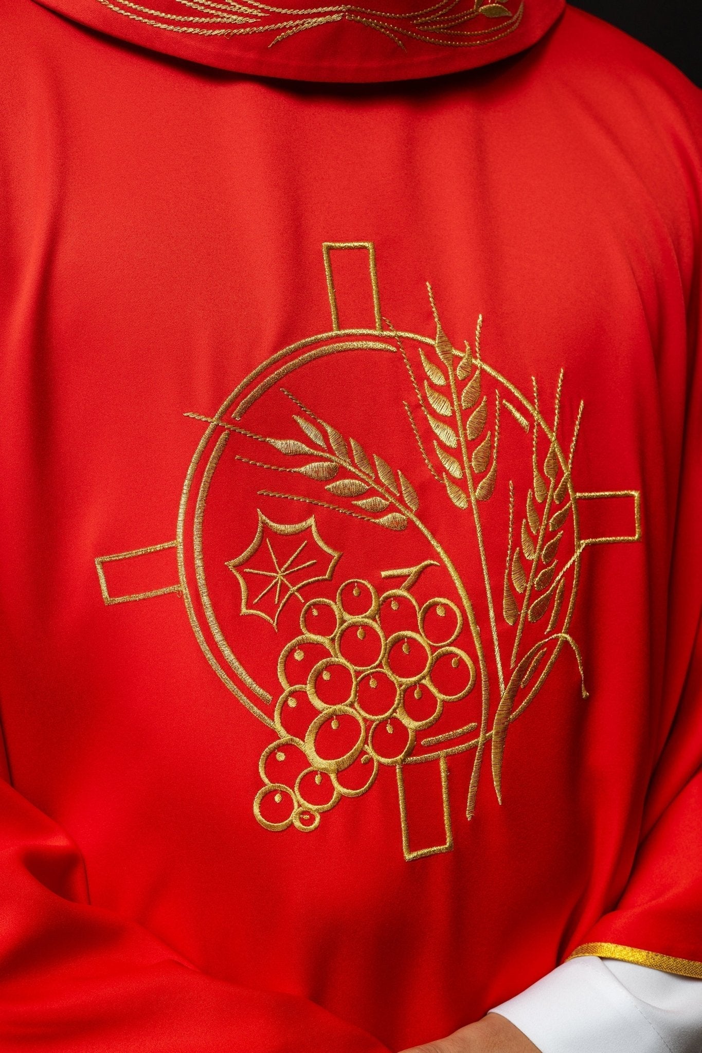 Casulla con cruz bordada y motivos de orejas rojas S - 7054 - 02 - 53 - CASULLAS.ES